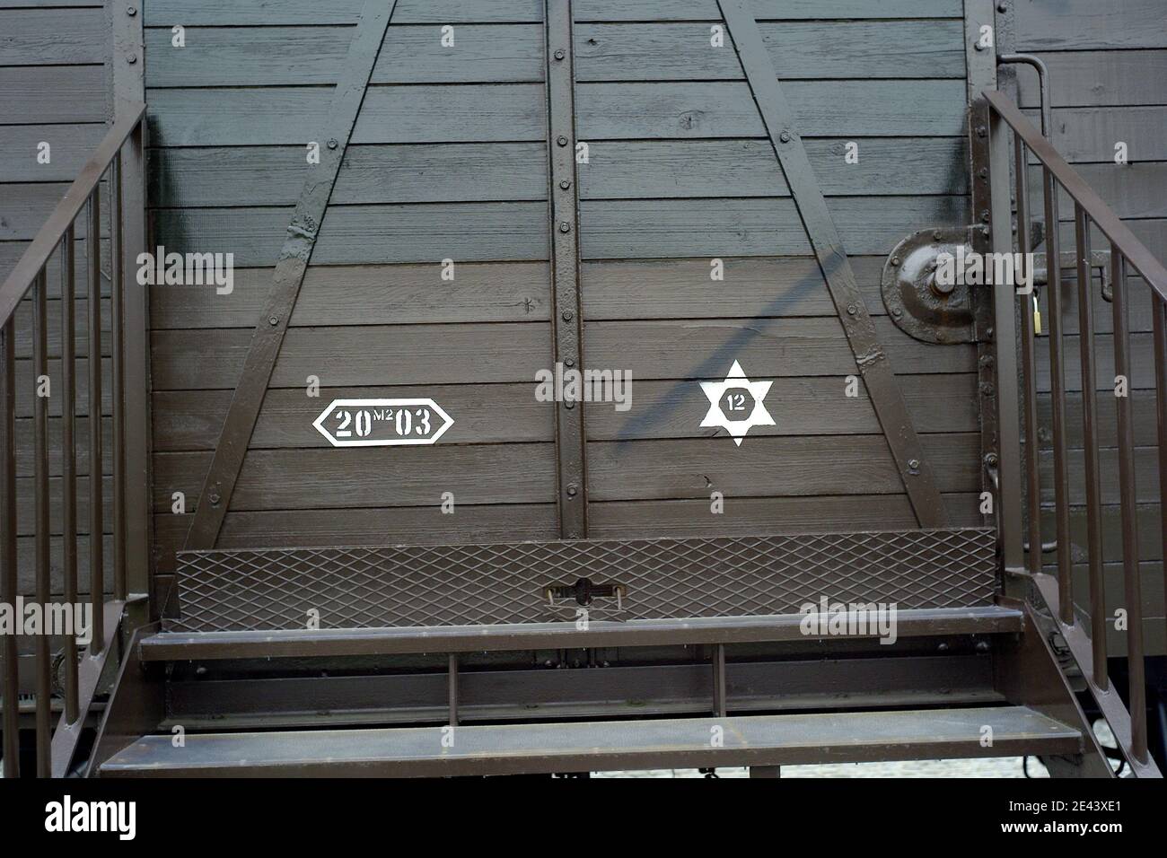 Große schwarze Hakenkreuze wurden am 11. April 2009 auf einem französischen Denkmal an einem Holocaust-Deportationsort außerhalb von Paris in Drancy, Frankreich, aufgefunden. Sie wurden auf einem Eisenbahnwaggon, mit dem französische Juden abgeführt wurden, und auf einer Gedenksäule betaubt. Ein 1.5 Meter hohes Hakenkreuz wurde auf den Wagen gemalt, ein weiterer Meter hoch wurde auf der Säule gefunden und ein dritter wurde an die Wand eines Ladens etwa 500 Meter entfernt gemalt. Eine jüdische Studentengruppe am Samstag verurteilte den Vandalismus in Drancy. Von 1941 bis 1944 diente Drancy als Haupttransitlager für französische Häftlinge der deutschen SS. Mehr als 76,000 Peopl Stockfoto