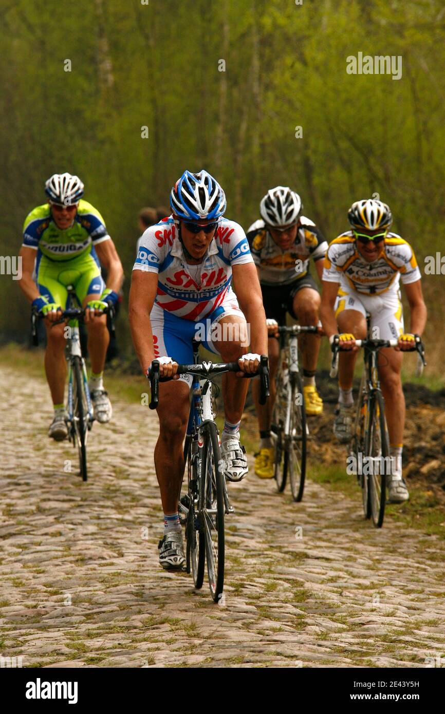 Radfahrer überqueren auf dem gepflasterten Sektor "der Graben von Arenberg" während der 107. Paris-Roubaix in Lille, Frankreich am 12. April 2009. Foto von Mikael Libert/ABACAPRESS.COM Stockfoto