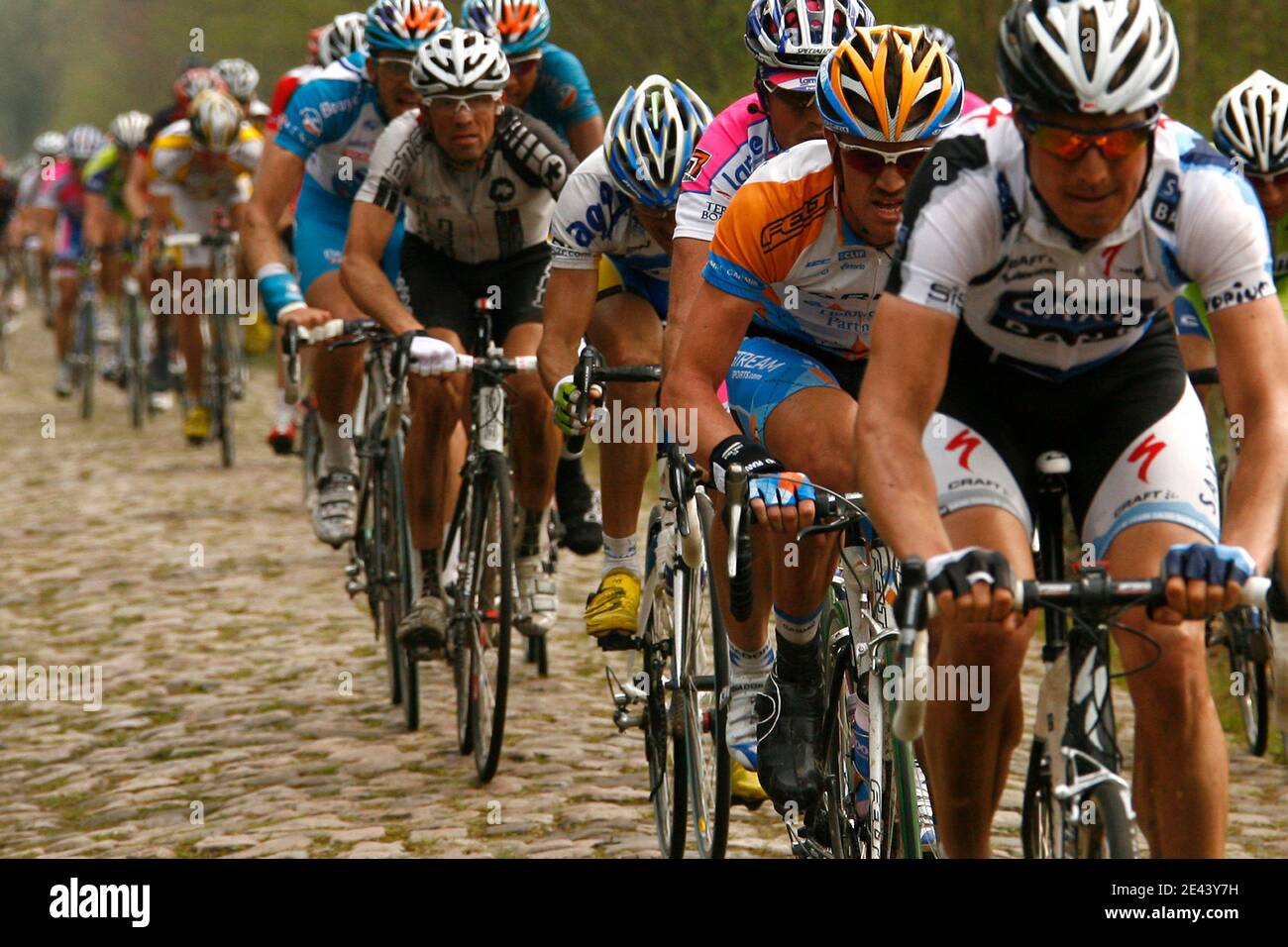 Radfahrer überqueren auf dem gepflasterten Sektor "der Graben von Arenberg" während der 107. Paris-Roubaix in Lille, Frankreich am 12. April 2009. Foto von Mikael Libert/ABACAPRESS.COM Stockfoto