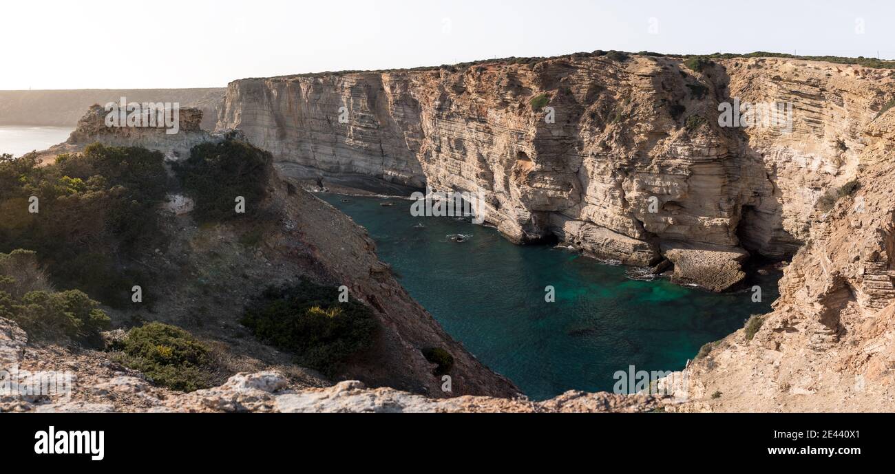 Schöne Aussicht auf eine felsige Klippe in der Nähe der Küste in Saint Vicent Cape in Sagres, Portugal Stockfoto