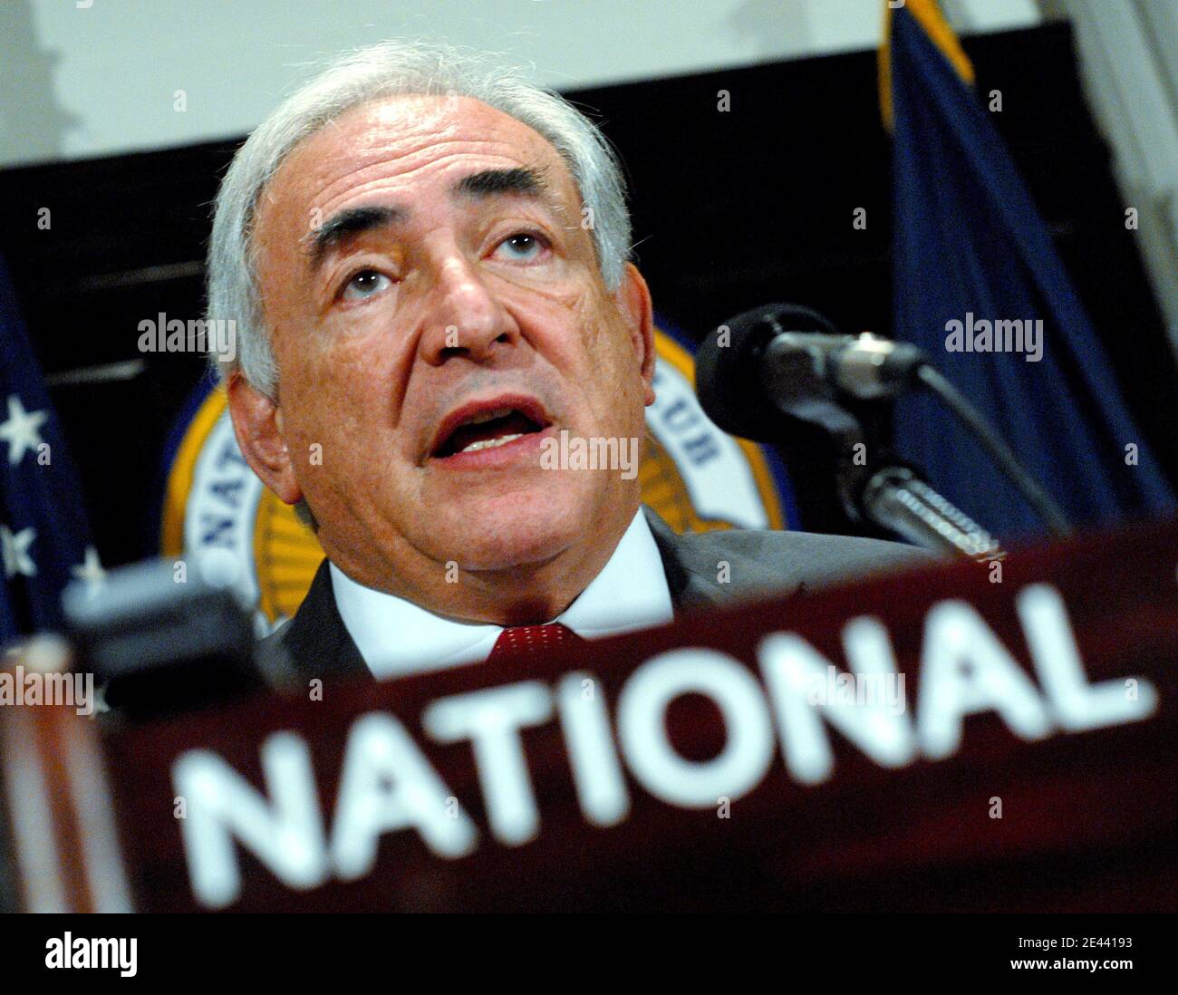 Dominique Strauss-Kahn, Geschäftsführender Direktor des Internationalen Währungsfonds, spricht am 16. April 2009 im National Press Club über die aktuelle Weltwirtschaftsrezession in Washington DC, USA. Foto von Kris Connor/ABACAPRESS.COM Stockfoto