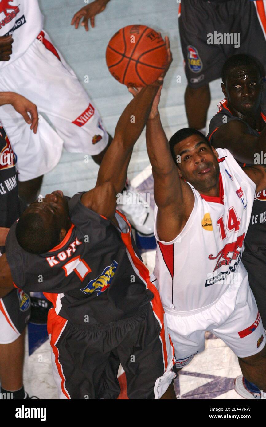 Ricardo Greer von Nancy und Koffi Amain von Le Mans während des französischen Basketballspiels Pro A, SLUC Nancy gegen MSB Le Mans am 24. April 2009 in der Jean Weille Hall in Nancy, Frankreich. Foto von Mathieu Cugnot/ABACAPRESS.COM Stockfoto