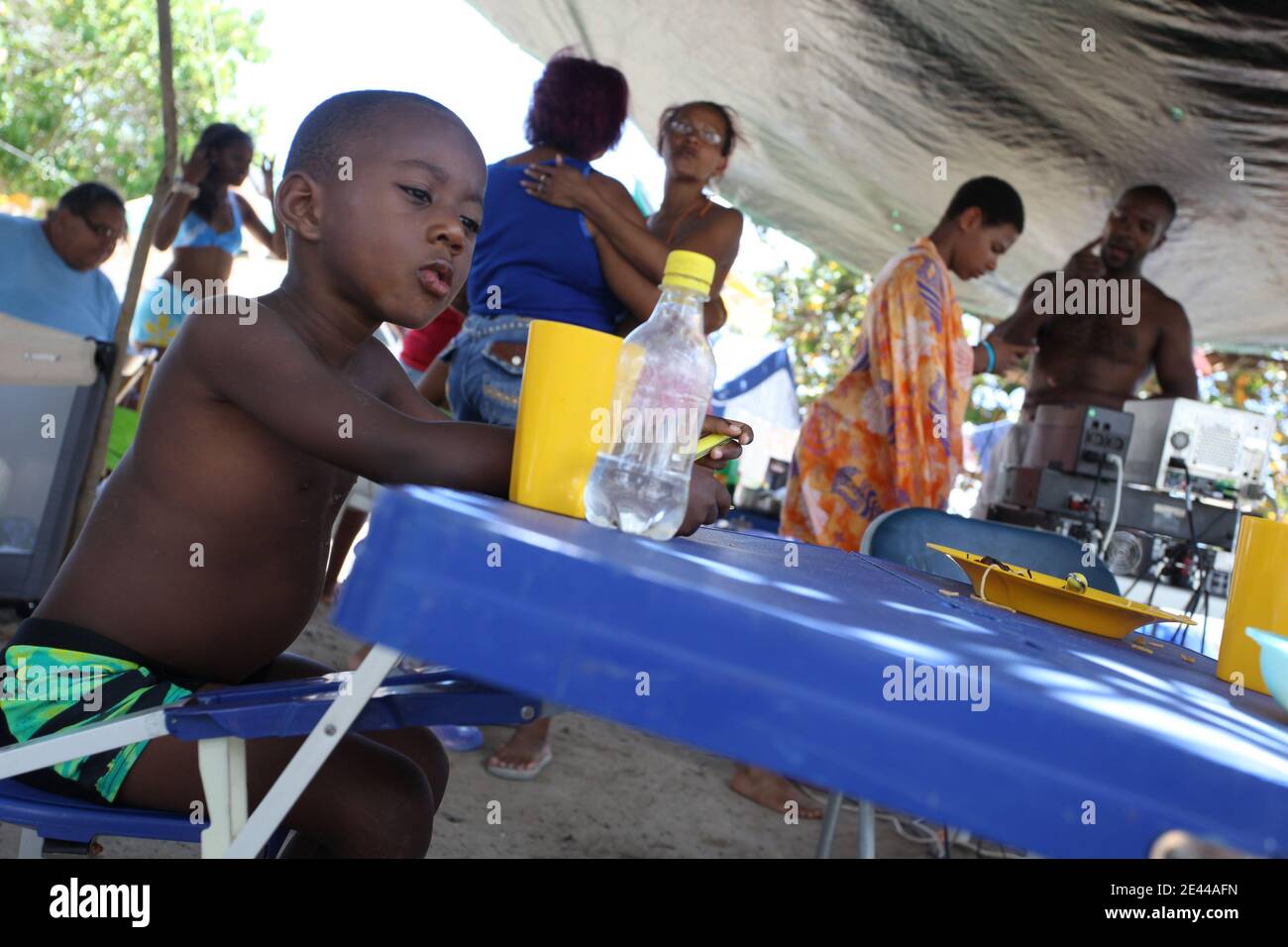 Les Guadeloupeens se retrouvent sur les plages pour quelques jours de camping en famille pendant le week-end de Paques et la fin du Careme, a Bois Jolan pres de Sainte Anne, Guadeloupe, France le 11 Avril, 2009. CE week-end les derniers grevistes ne font plus greve. Foto Julien Tack/ABACAPRESS.COM Stockfoto