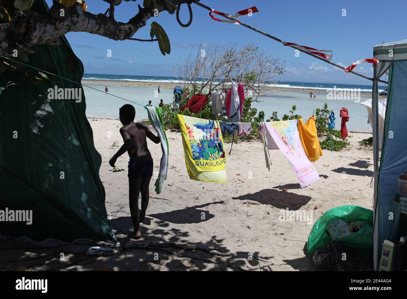 Les Guadeloupeens se retrouvent sur les plages pour quelques jours de camping en famille pendant le week-end de Paques et la fin du Careme, a Bois Jolan pres de Sainte Anne, Guadeloupe, France le 11 Avril, 2009. CE week-end les derniers grevistes ne font plus greve. Foto Julien Tack/ABACAPRESS.COM Stockfoto