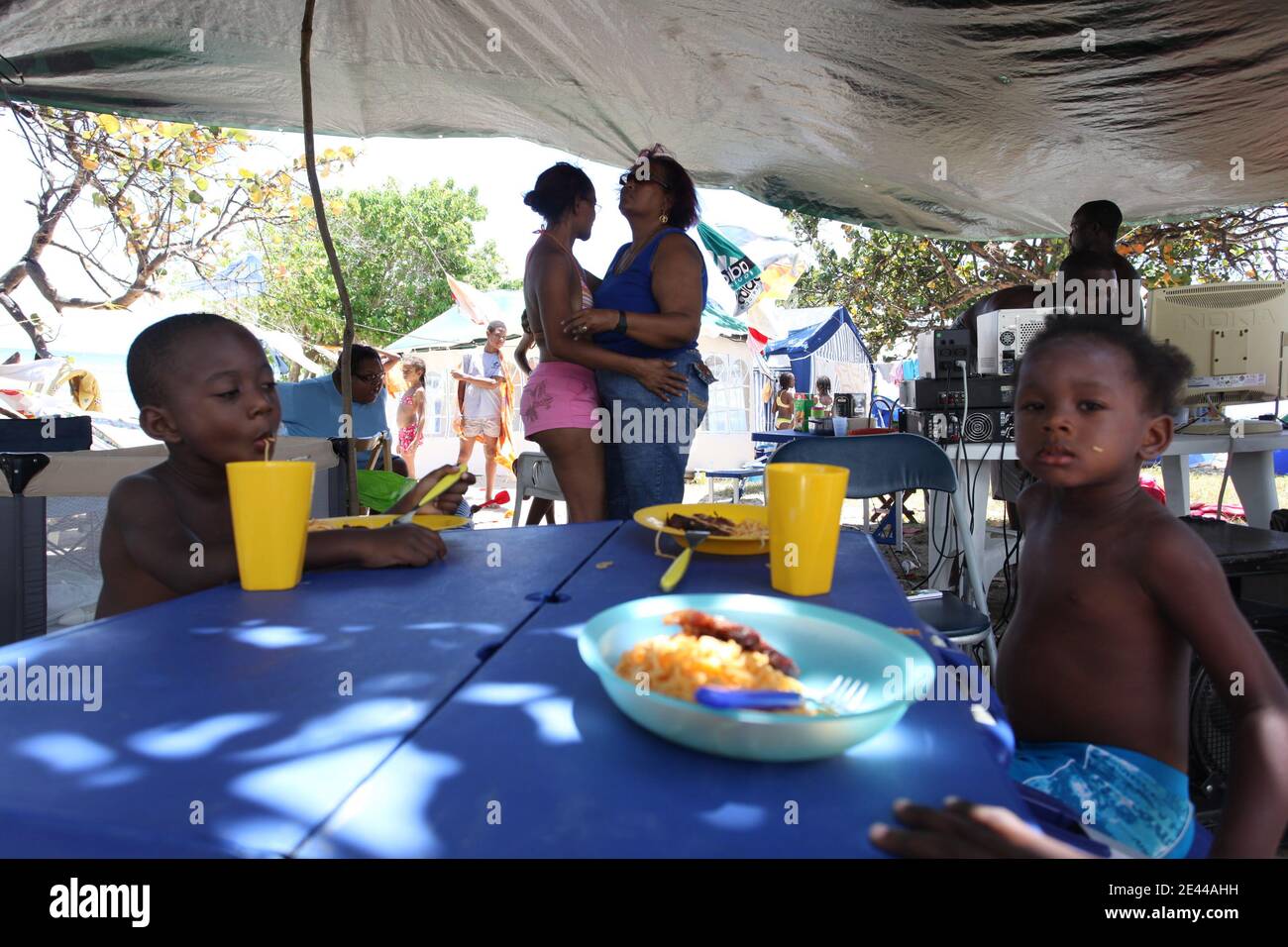 Les Guadeloupeens se retrouvent sur les plages pour quelques jours de camping en famille pendant le week-end de Paques et la fin du Careme, a Bois Jolan pres de Sainte Anne, Guadeloupe, France le 11 Avril, 2009. CE week-end les derniers grevistes ne font plus greve. Foto Julien Tack/ABACAPRESS.COM Stockfoto