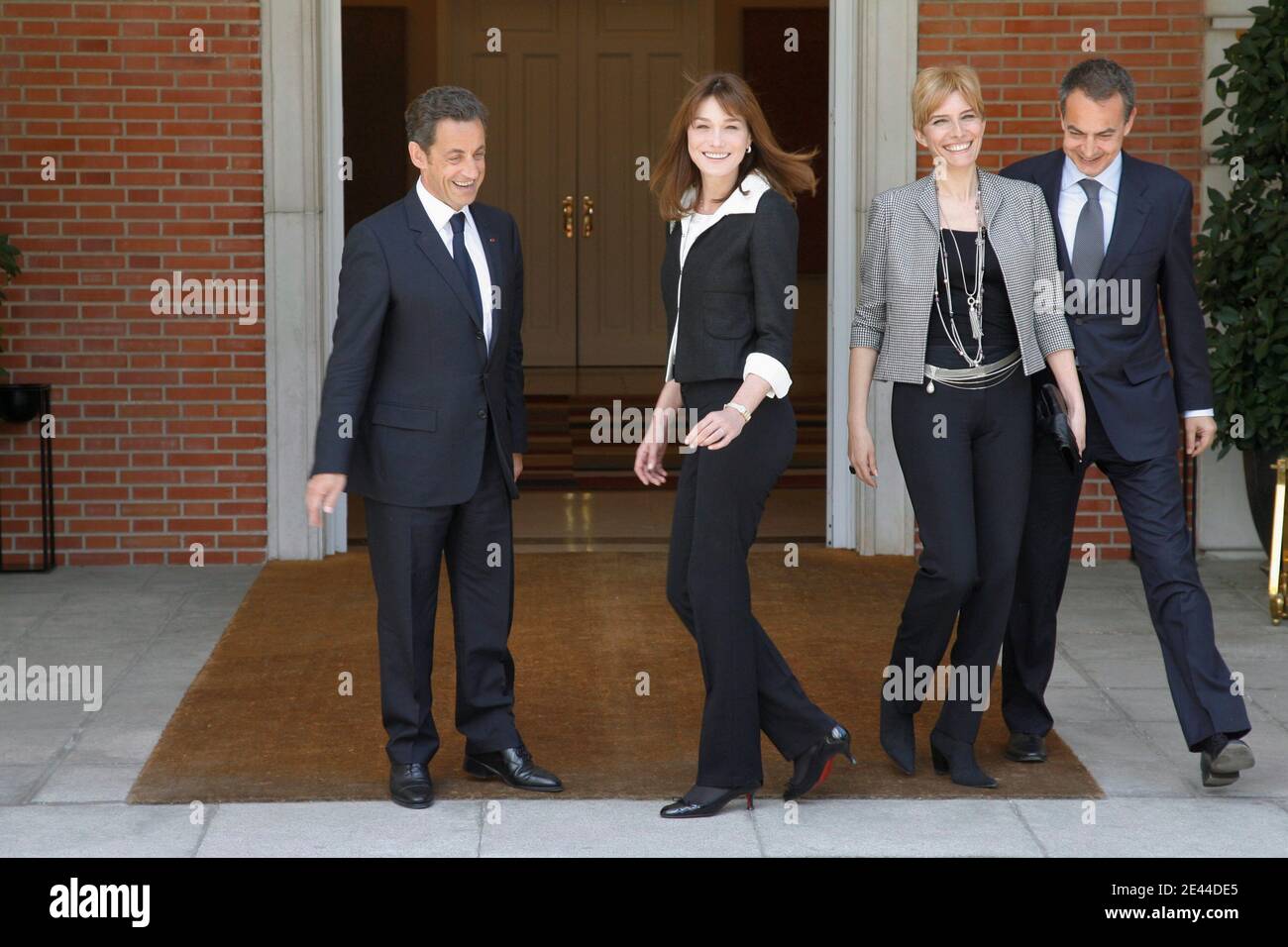 Der französische Präsident Nicolas Sarkozy, seine Frau Carla Bruni-Sarkozy, der spanische Premierminister Jose Luis Rodriguez Zapatero und seine Frau Sonsoles Espinosa, am 28. April 2009 im Moncloa-Palast in Madrid, Spanien, abgebildet. Foto von Ludovic/Pool/ABACAPRESS.COM Stockfoto