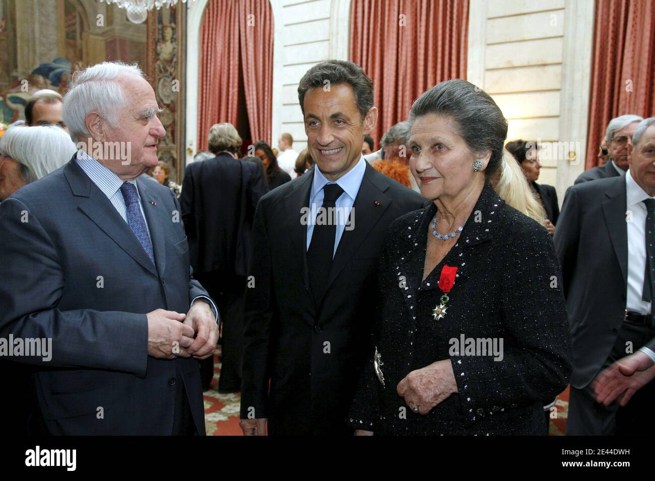 Der französische Präsident Nicolas Sarkozy (C) spricht mit der ehemaligen Präsidentin des Europäischen Parlaments, Simone Veil, wie ihr Mann Antoine Veil (L) sich anschaut, nachdem sie während einer Zeremonie im Elysee-Palast in Paris, Frankreich, mit dem Grand Officier der Legion d'Honneur ausgezeichnet wurde. 29. April 2009. Foto von Ludovic/Pool/ABACAPRESS.COM Stockfoto