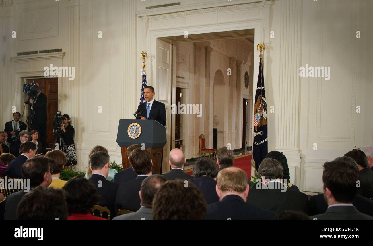 Präsident Barack Obama spricht während einer Pressekonferenz, um seine ersten 100 Tage im Amt im East Room im Weißen Haus in Washington DC, USA, am 29. April 2009 zu besprechen. Der Präsident sprach über eine breite Palette von Themen, die vom jüngsten Ausbruch der Schweinegrippe, den Kriegen im Irak und in Afghanistan bis hin zur Wirtschaft des Landes reichten. Foto von Kris Connor/ABACAPRESS.COM Stockfoto