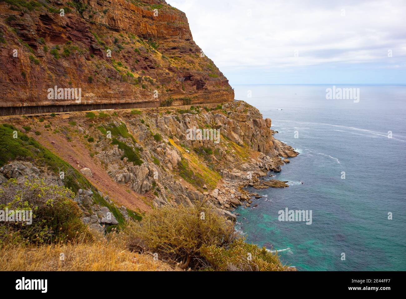 Chapman's Peak - Kapstadt, Südafrika - 19-01-2021 Bunte Ansicht des Chapmans Peak Tunnels. Lange Straße Tunneling entlang der Seite des Berges. Stockfoto