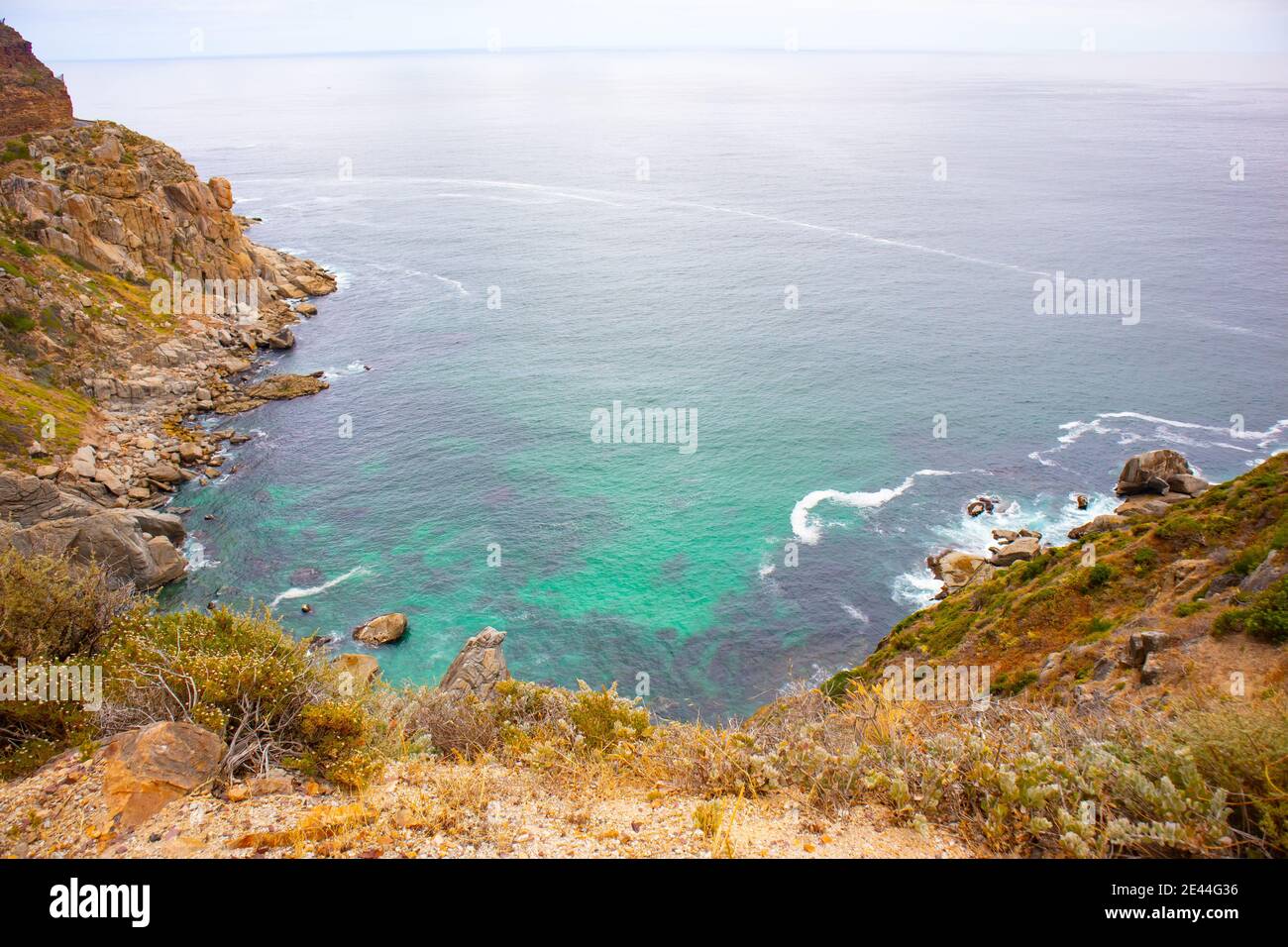 Chapman's Peak - Kapstadt, Südafrika - 19-01-2021 Bunte Aussicht vom Chapmans Peak Tunnel. Ruhiges Meer, sanft krachend am Fuße des Berges. Stockfoto