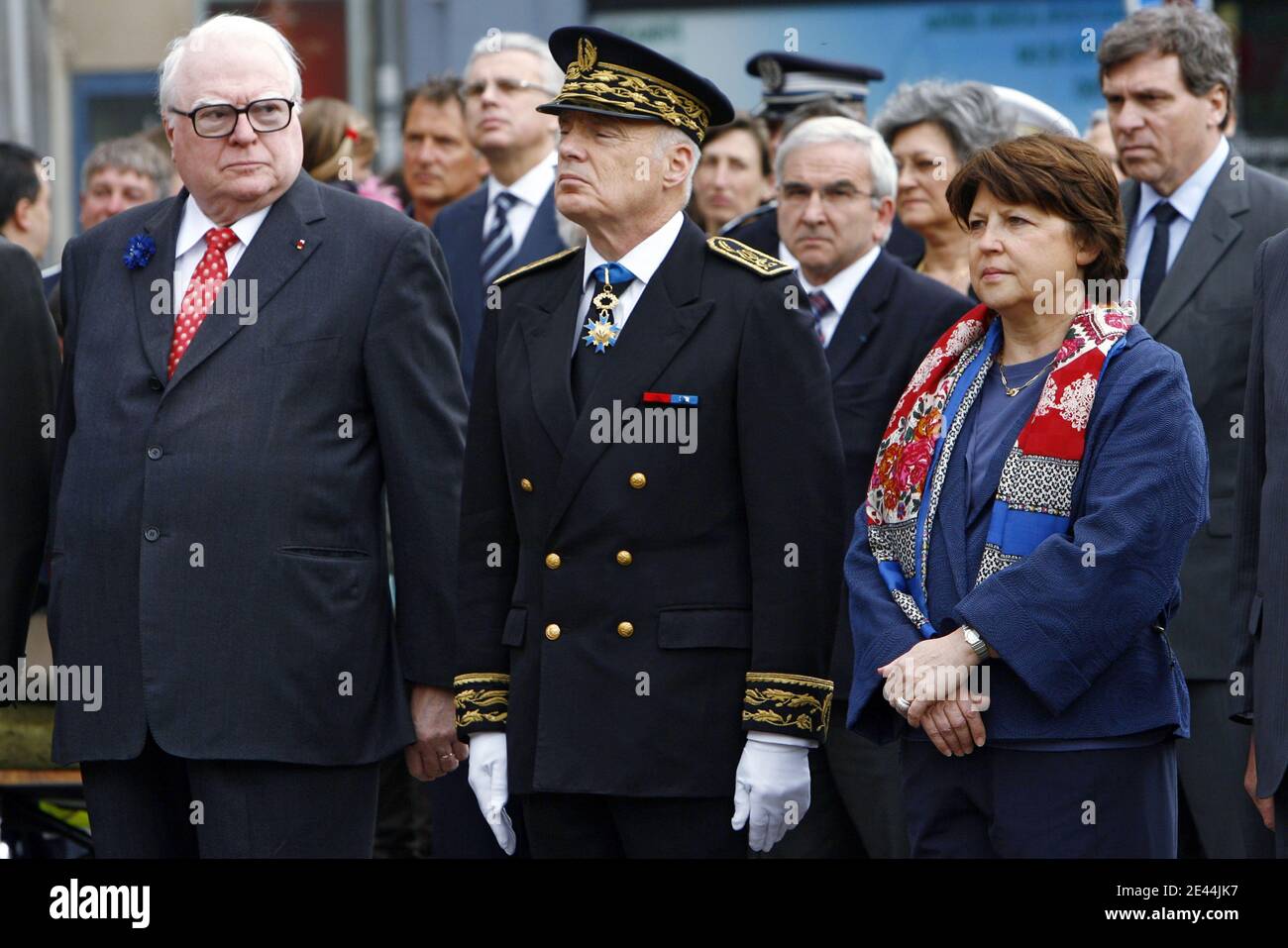 Pierre Mauroy, Jean-Michel Berard und Martine Aubry nehmen am 8. Mai 1945 in Lille, Frankreich, am 8. Mai 2009 Teil. Foto von Mikael Libert/ABACAPRESS.COM Stockfoto
