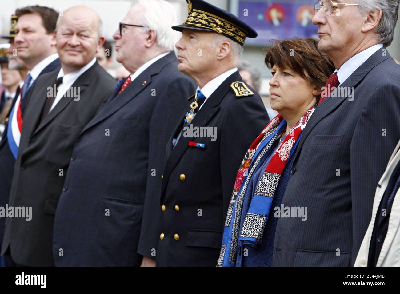 Pierre Mauroy, Jean-Michel Berard und Martine Aubry nehmen am 8. Mai 1945 in Lille, Frankreich, am 8. Mai 2009 Teil. Foto von Mikael Libert/ABACAPRESS.COM Stockfoto