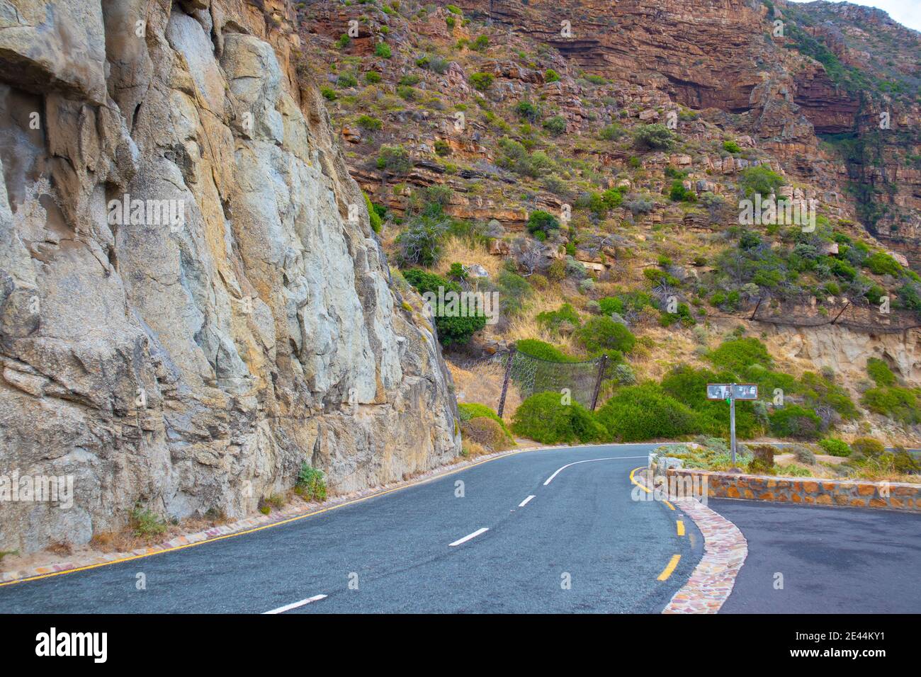 Chapman's Peak - Kapstadt, Südafrika - 19-01-2021 gewundene Straße entlang des Chapmans Peak Drive. Parkplatz im Vordergrund. Stockfoto