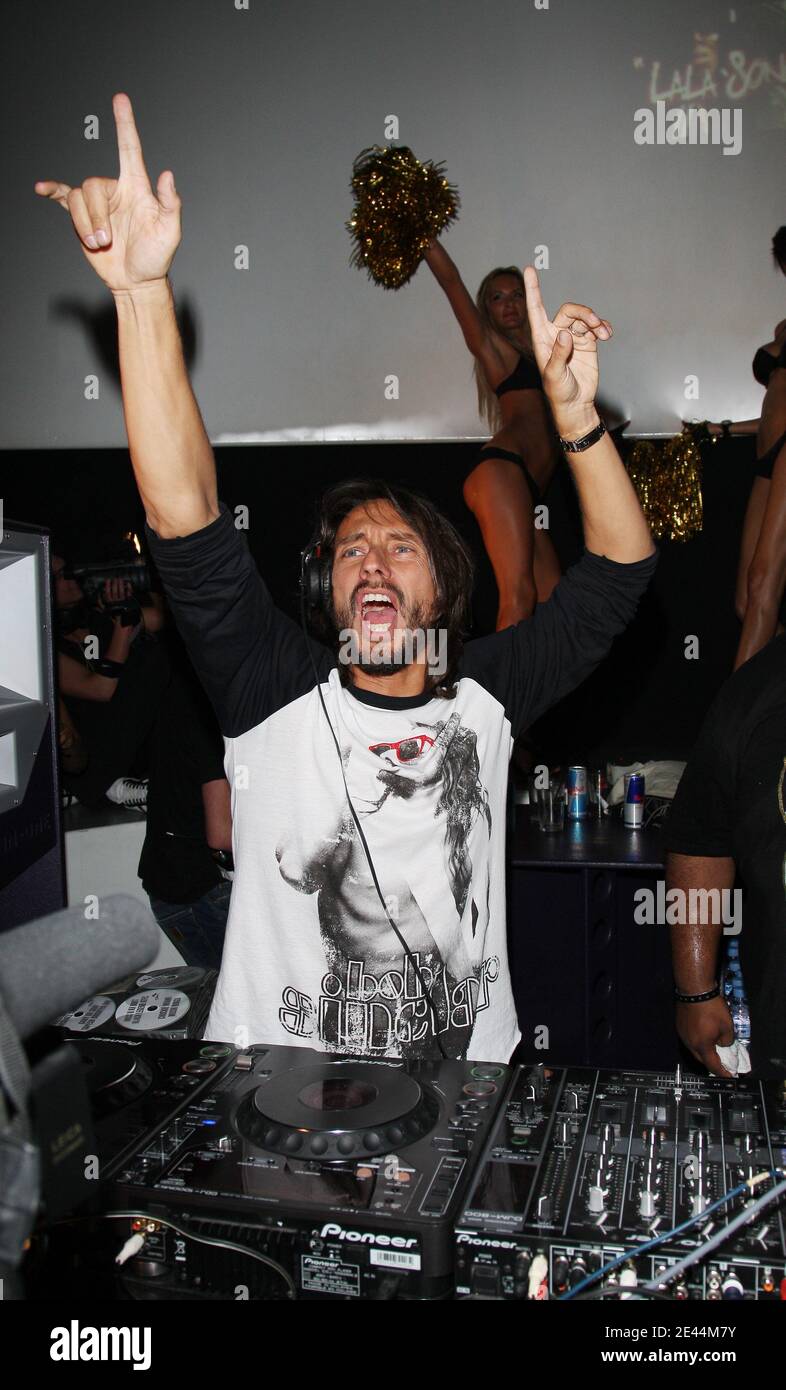 Der französische DJ Bob Sinclar nimmt an der Party für die Veröffentlichung seines neuen Albums 'Born in 69' Teil, das am 10. Mai 2009 im VIP Room in Paris, Frankreich, stattfand. Foto von Marco Vitchi/ABACAPRESS.COM Stockfoto