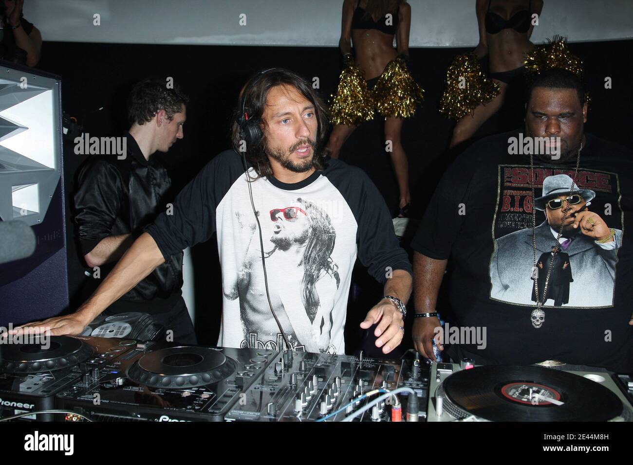 Der französische DJ Bob Sinclar und Big Ali nehmen an der Party zur Veröffentlichung seines neuen Albums 'Born in 69' Teil, das am 10. Mai 2009 im VIP Room in Paris, Frankreich, stattfand. Foto von Marco Vitchi/ABACAPRESS.COM Stockfoto