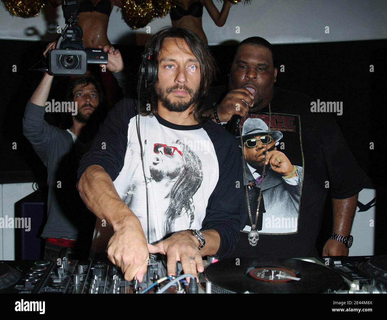 Der französische DJ Bob Sinclar und Big Ali nehmen an der Party zur Veröffentlichung seines neuen Albums 'Born in 69' Teil, das am 10. Mai 2009 im VIP Room in Paris, Frankreich, stattfand. Foto von Marco Vitchi/ABACAPRESS.COM Stockfoto