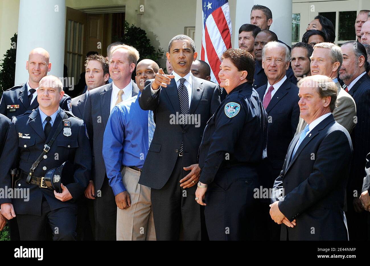 Präsident Barack Obama, Vizepräsident Joe Biden posieren mit den Top Cops Preisträgern im Rosengarten im Weißen Haus 12. Mai 2009 in Washington, DC. Foto von Olivier Douliery/ABACAPRESS.COM (im Bild: Barack Obama, Joe Biden ) Stockfoto