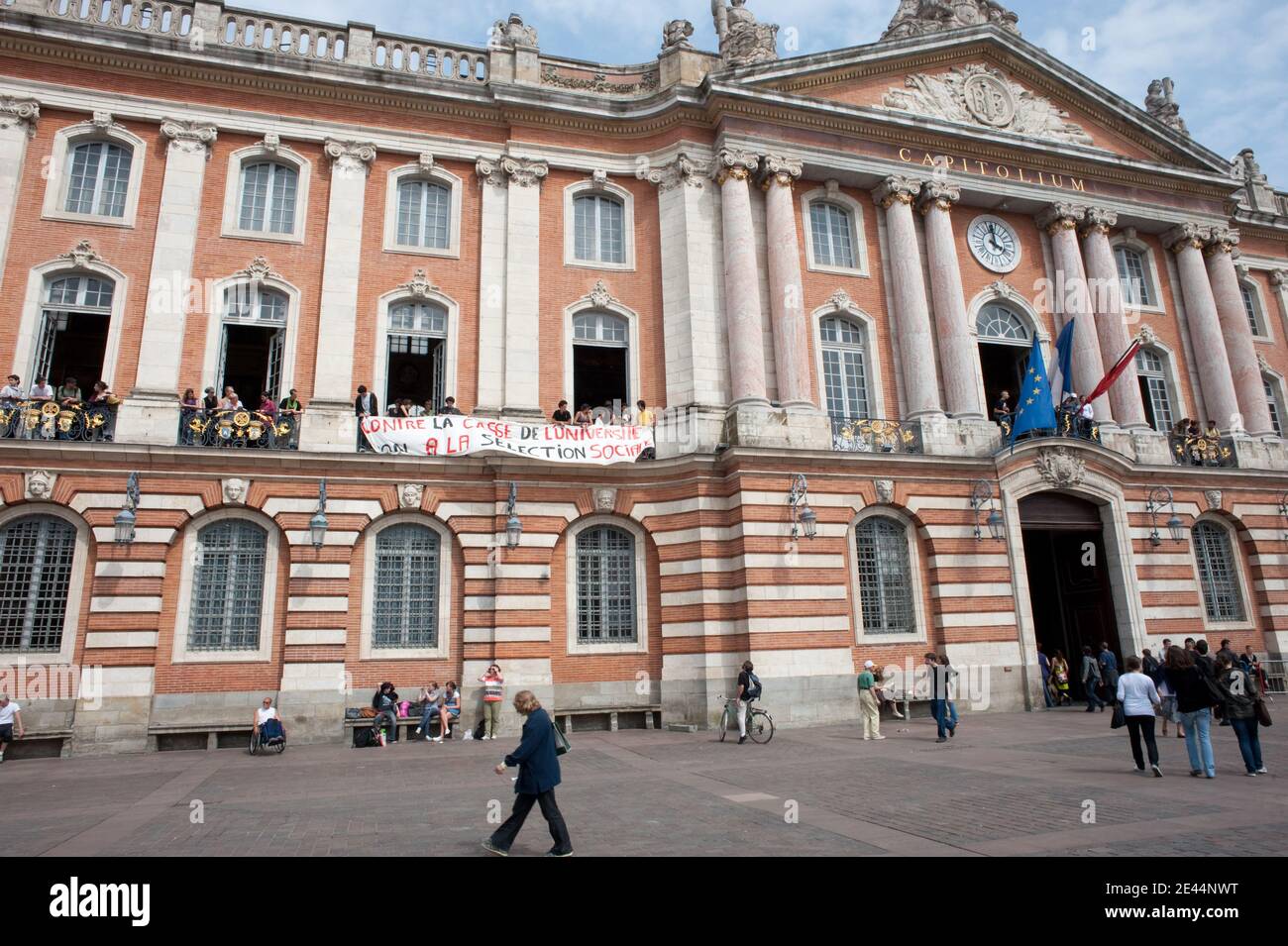 Certains etudiants ont occupaient la grande 'Salle des Illustres' de la mairie de Toulouse, Place du Capitole apres une assemblee generale au cours de laquelle les etudiants ont massivement vote la poursuite de la greve a l'universite de Toulouse II Le Mirail, France le 12 12. Mai 2009. ILS ont dÀploye une Banderole: 'Contre la casse de l'Università, non à la sÀlection sociale!'. Foto Fred Lancelot/ABACAPRESS.COM Stockfoto