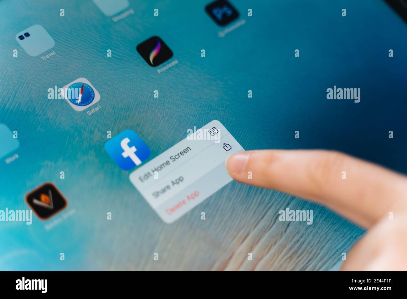 Poltava, Ukraine - jan 2021 Person Löschen facebook-App vom Telefon. Social-Media-sucht. Cybermobbing im Internet. Sicherheitsproblem bei privaten Daten Stockfoto