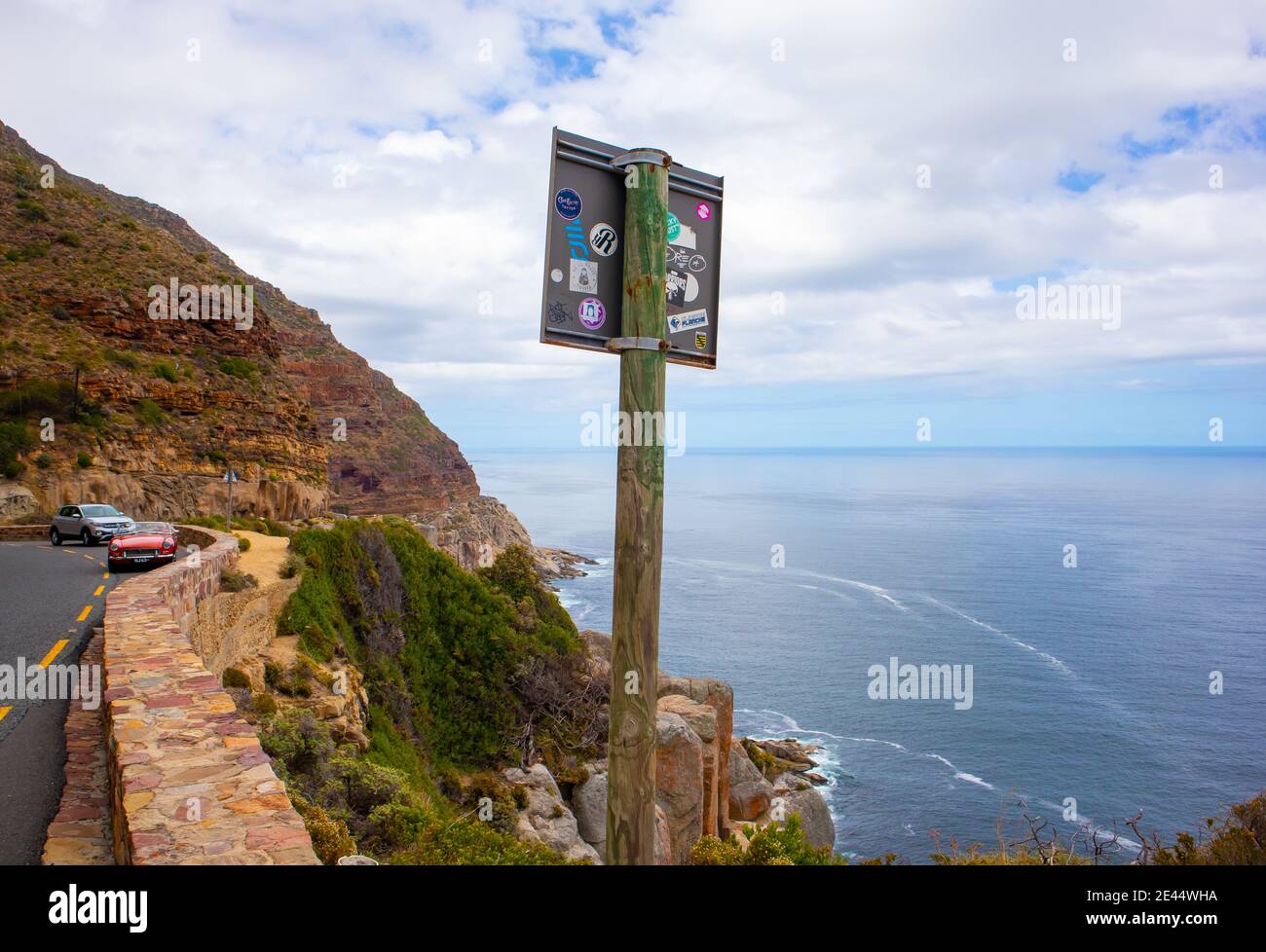 Chapman's Peak - Kapstadt, Südafrika - 19-01-2021 farbenfrohe Aufkleber auf der Rückseite des Straßenschildes auf dem Chapmans Peak Drive. Stockfoto