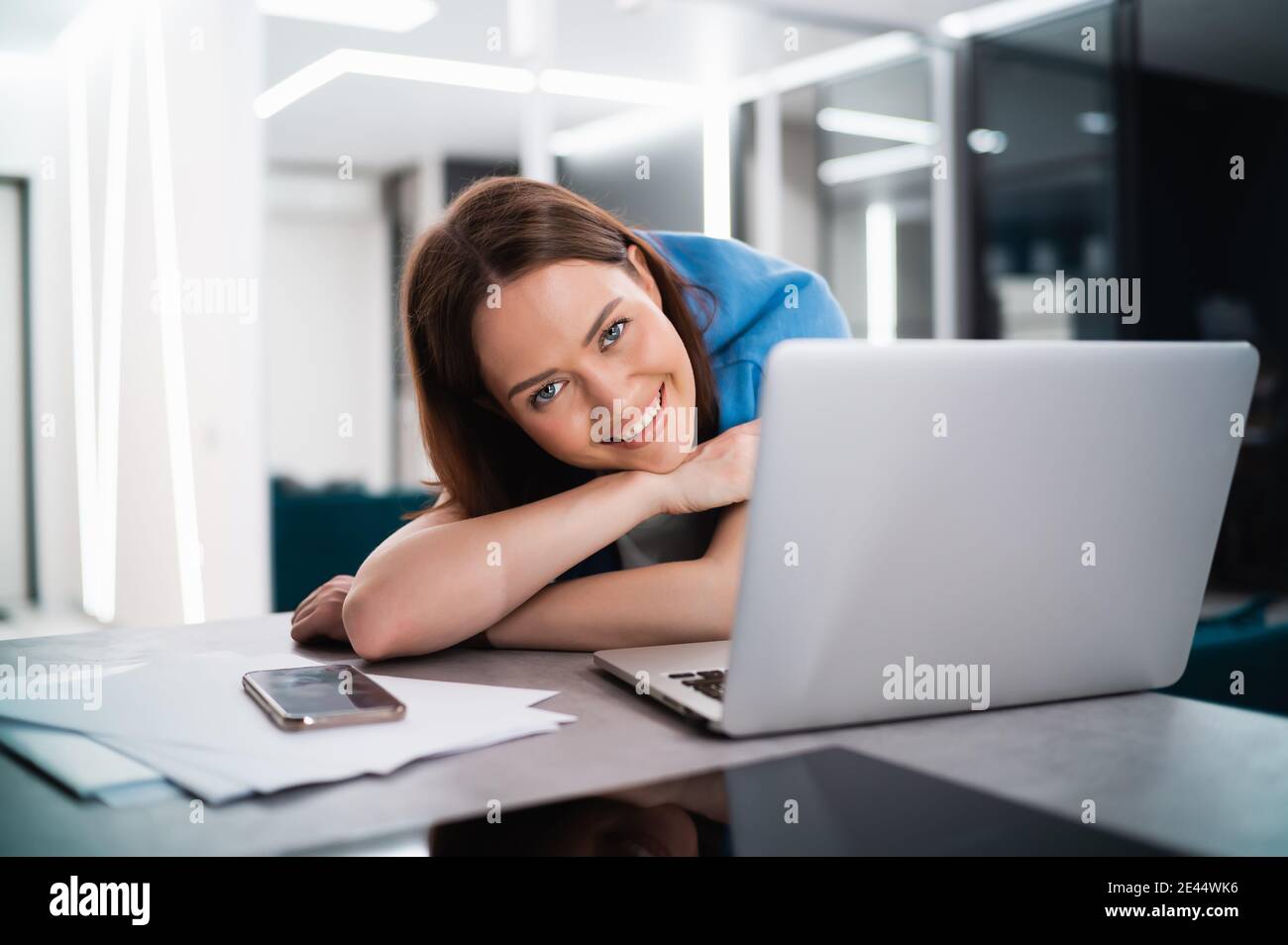 Portrait der Gamer Mädchen spielen Online-Spiel auf einem Laptop Von zu Hause aus Stockfoto