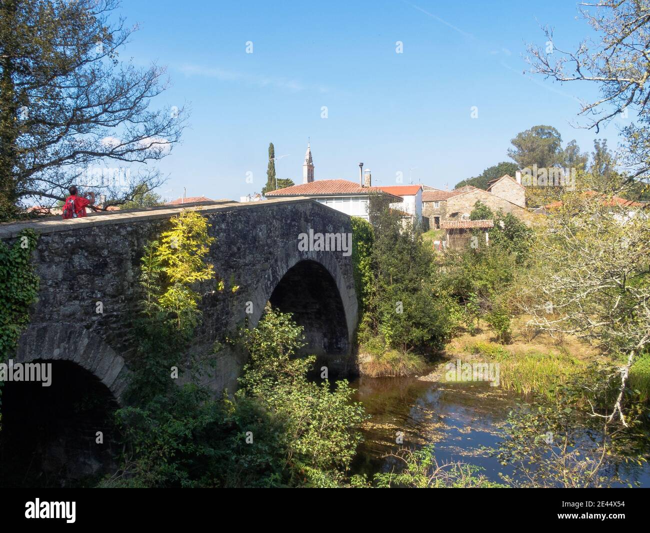 Mittelalterliche Steinbrücke Ponte Velha über den Fluss Furegos - Furegos, Galicien, Spanien Stockfoto