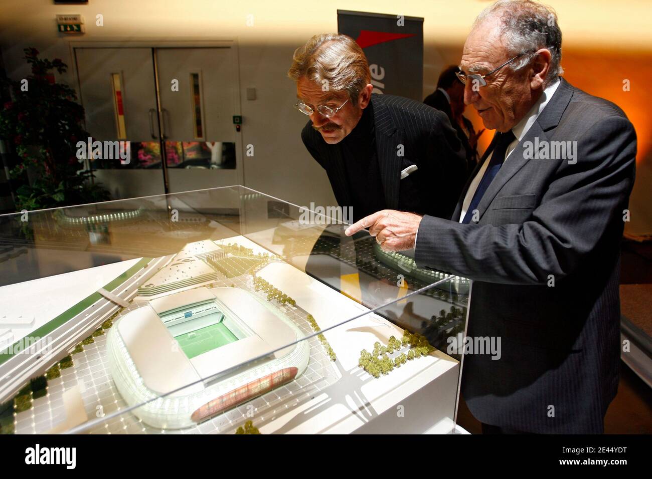 En vue de la presentation du Dossier de la France a l'Organisation de l'Euro 2016 de Football, le President de la Federation Francaise de Football (FFF) Jean-Pierre Escalettes et le President de la Ligue de Football Professionnel (LFP) Frederic Thiriez ON Stockfoto