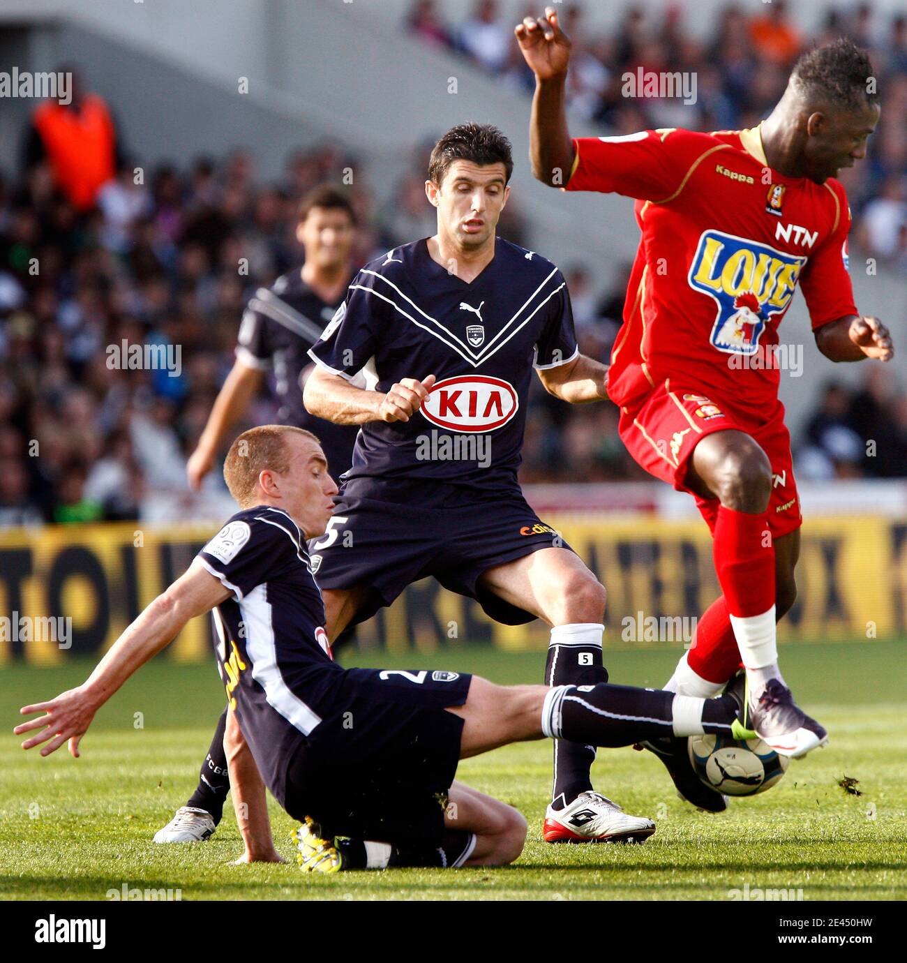 Bordeaux Mathieu Chalme und Fernando Menegazzo kämpfen am 16. Mai 2009 im Chaban-Delmas-Stadion in Bordeaux gegen Le Mans' Modibo Maiga im französischen Fußballspiel Girondons de Bordeaux gegen Le Mans Union Club 72 um den Ball. Bordeaux gewann 3:2. Foto von Patrick Bernard/Cameleon/ABACAPRESS.COM Stockfoto