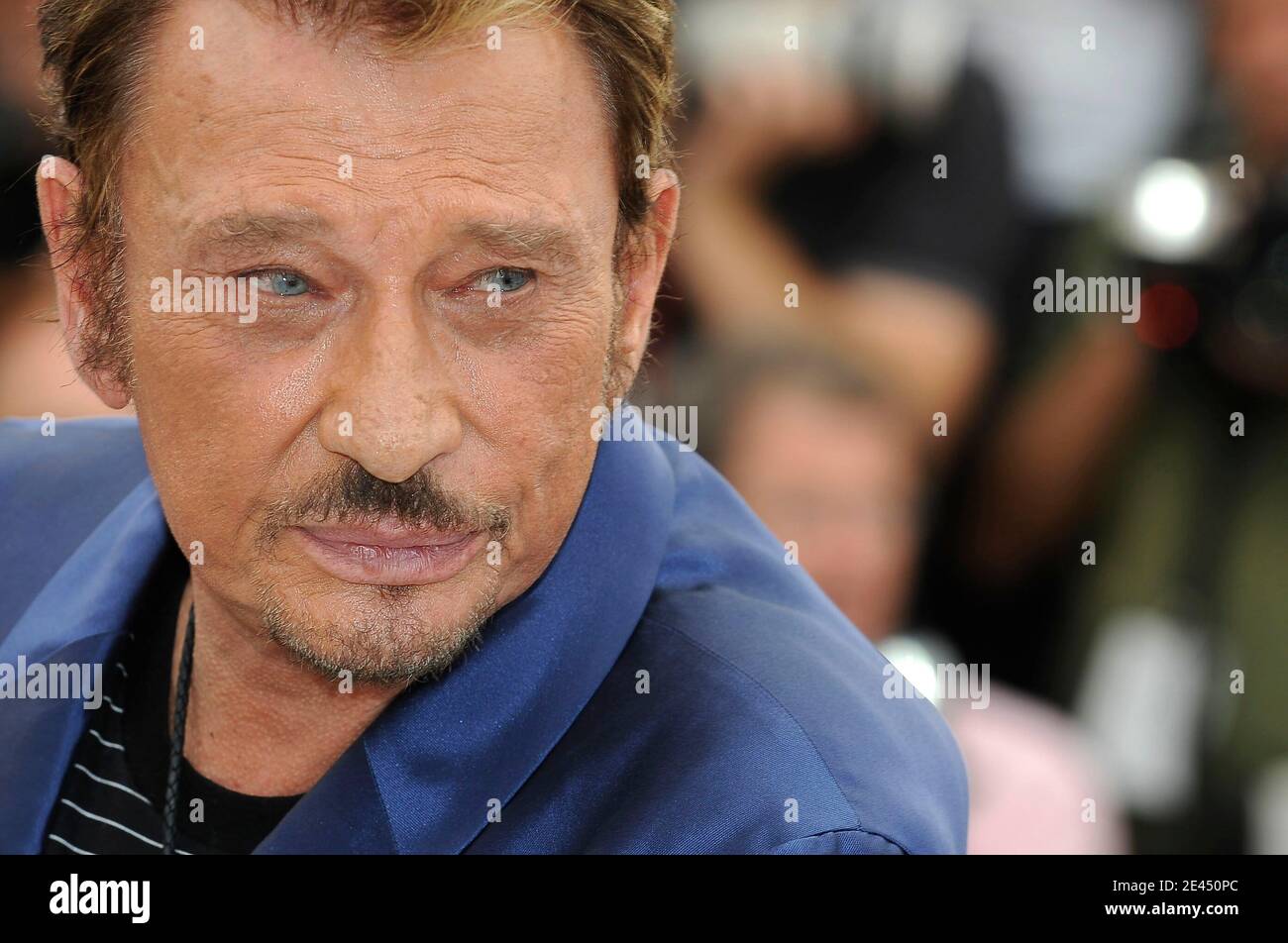 Datei Foto : Johnny Hallyday nimmt an der 'Vengeance' Fotocall im Palais des Festivals während der 62. Internationalen Filmfestspiele von Cannes in Cannes, Frankreich am 17. Mai 2009 statt. Frankreichs größter Rockstar Johnny Hallyday ist an Lungenkrebs gestorben, sagt seine Frau. Er war 74 Jahre alt. Der Sänger - richtiger Name Jean-Philippe Smet - verkaufte etwa 100 Millionen Platten und spielte in einer Reihe von Filmen. Foto von Nebinger-Orban/ABACAPRESS.COM Stockfoto