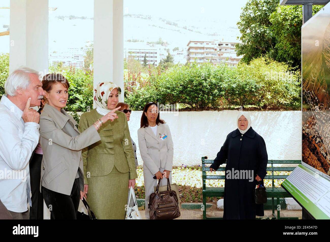 Die syrische First Lady Asma und die türkische First Lady Hayrunnisa Gul besuchen am 17. Mai 2009 die Fotoausstellung des französischen Fotografen Yann Arthus Bertrand 'Earth Seen from above' im Tishreen Park in Damaskus, Syrien. Foto von Balkis Press/ABACAPRESS.COM Stockfoto
