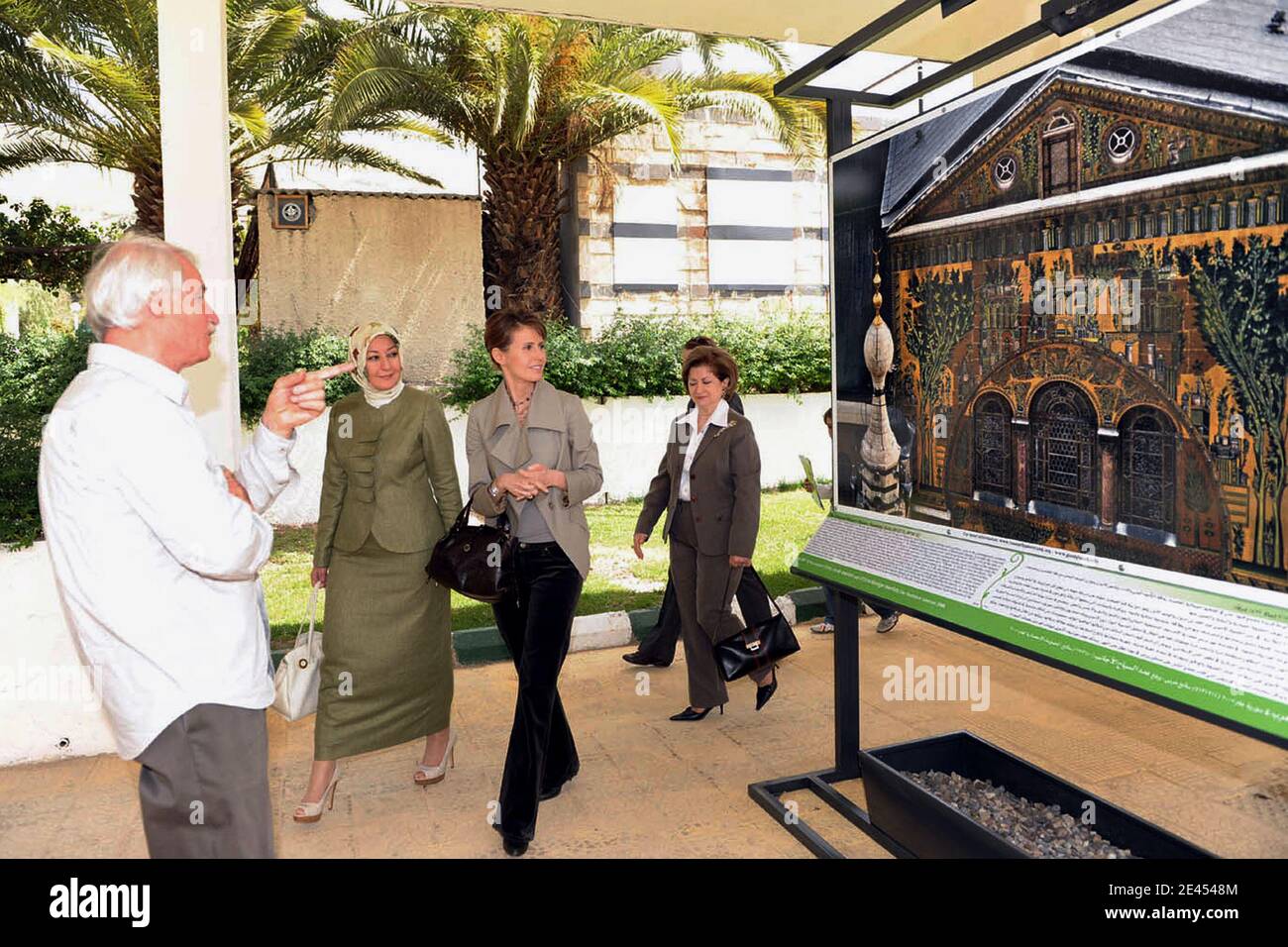 Die syrische First Lady Asma und die türkische First Lady Hayrunnisa Gul besuchen am 17. Mai 2009 die Fotoausstellung des französischen Fotografen Yann Arthus Bertrand 'Earth Seen from above' im Tishreen Park in Damaskus, Syrien. Foto von Balkis Press/ABACAPRESS.COM Stockfoto
