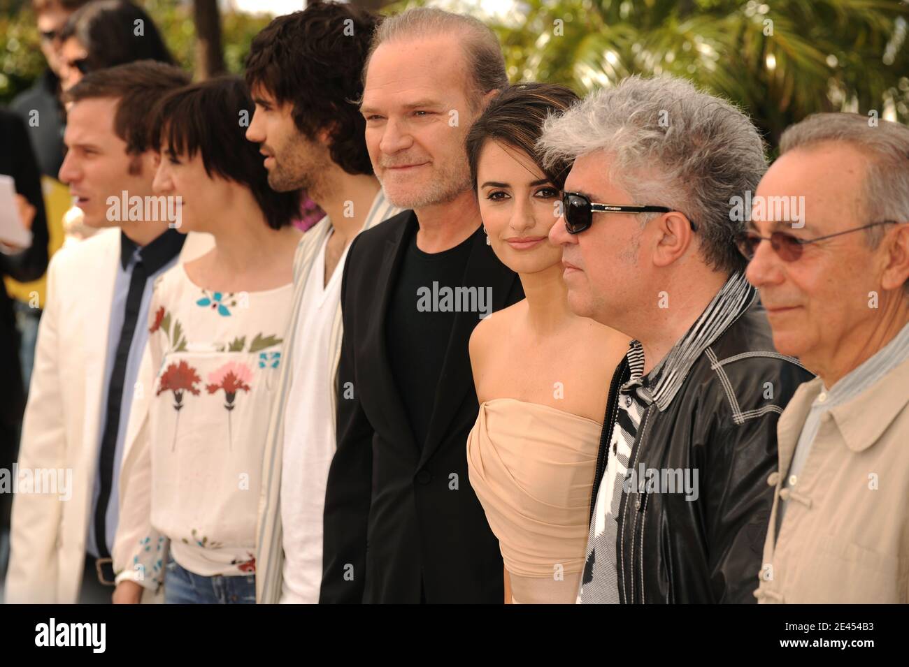 (L-R) Ruben Ochandiano, Blanca Portillo, Tamar Novas, Lluis Homar, Penelope Cruz, Regisseur Pedro Almodovar und Jose Luis Gomez bei einer Fotowand für den Film 'Broken Embraces' im Rahmen der 62. Internationalen Filmfestspiele von Cannes, im Palais des Festivals, in Cannes, Südfrankreich am 19. Mai 2009. Foto von Nebinger-Orban/ABACAPRESS.COM Stockfoto