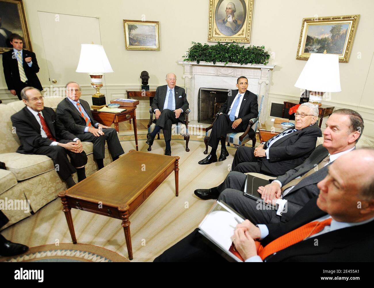 US-Präsident Barack Obama spricht mit dem ehemaligen Verteidigungsminister William Perry , dem ehemaligen Senator Sam Nunn , dem ehemaligen Außenminister George Schultz und dem ehemaligen Außenminister Henry Kissinger im Oval Office des Weißen Hauses in Washington, DC, Mai 19, 2009 während einer Diskussion über die wichtigsten Prioritäten der US-Nichtverbreitungspolitik. Foto von Olivier Douliery/ABACAPRESS.COM Stockfoto