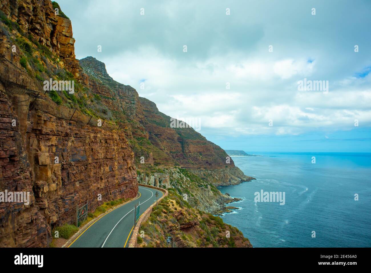 Chapman's Peak - Kapstadt, Südafrika - 19-01-2021 Blick auf die Fahrt vom Chapmans Peak. Lange kurvige Straße, die sich um den Berg schlängelt. Stockfoto