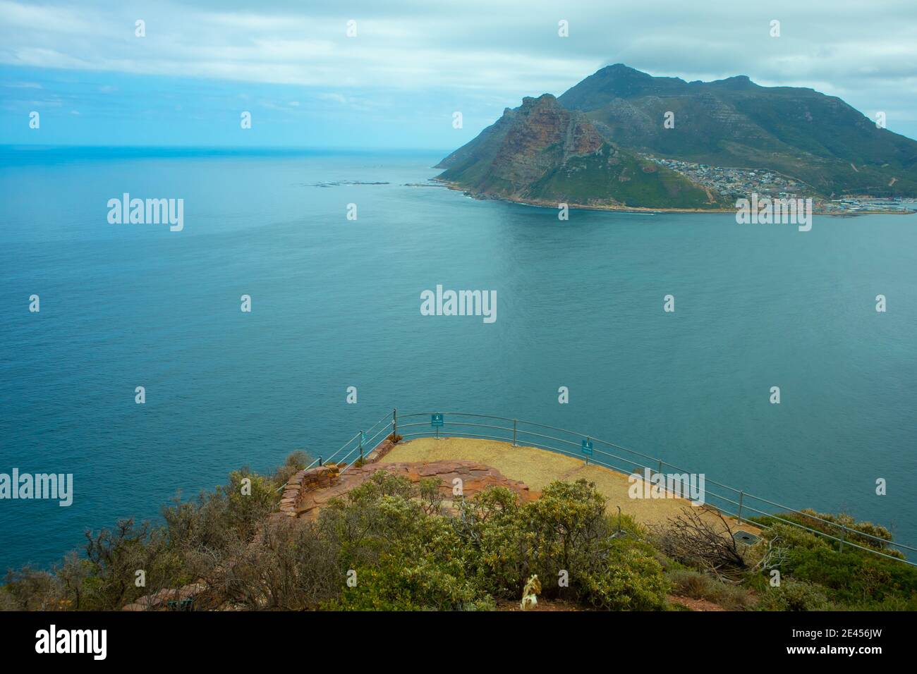 Chapman's Peak - Kapstadt, Südafrika - 19-01-2021 Aussichtspunkt auf dem Chapmans Peak. Blick auf Barsch, Meer und Berge. Stockfoto