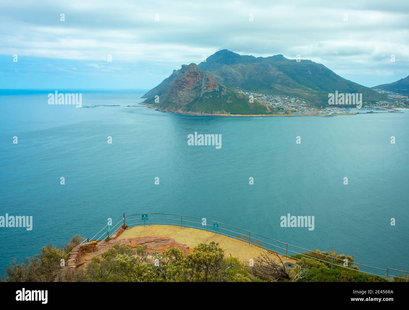 Chapman's Peak - Kapstadt, Südafrika - 19-01-2021 Aussichtspunkt auf dem Chapmans Peak. Blick auf Barsch, Meer und Berge. Stockfoto