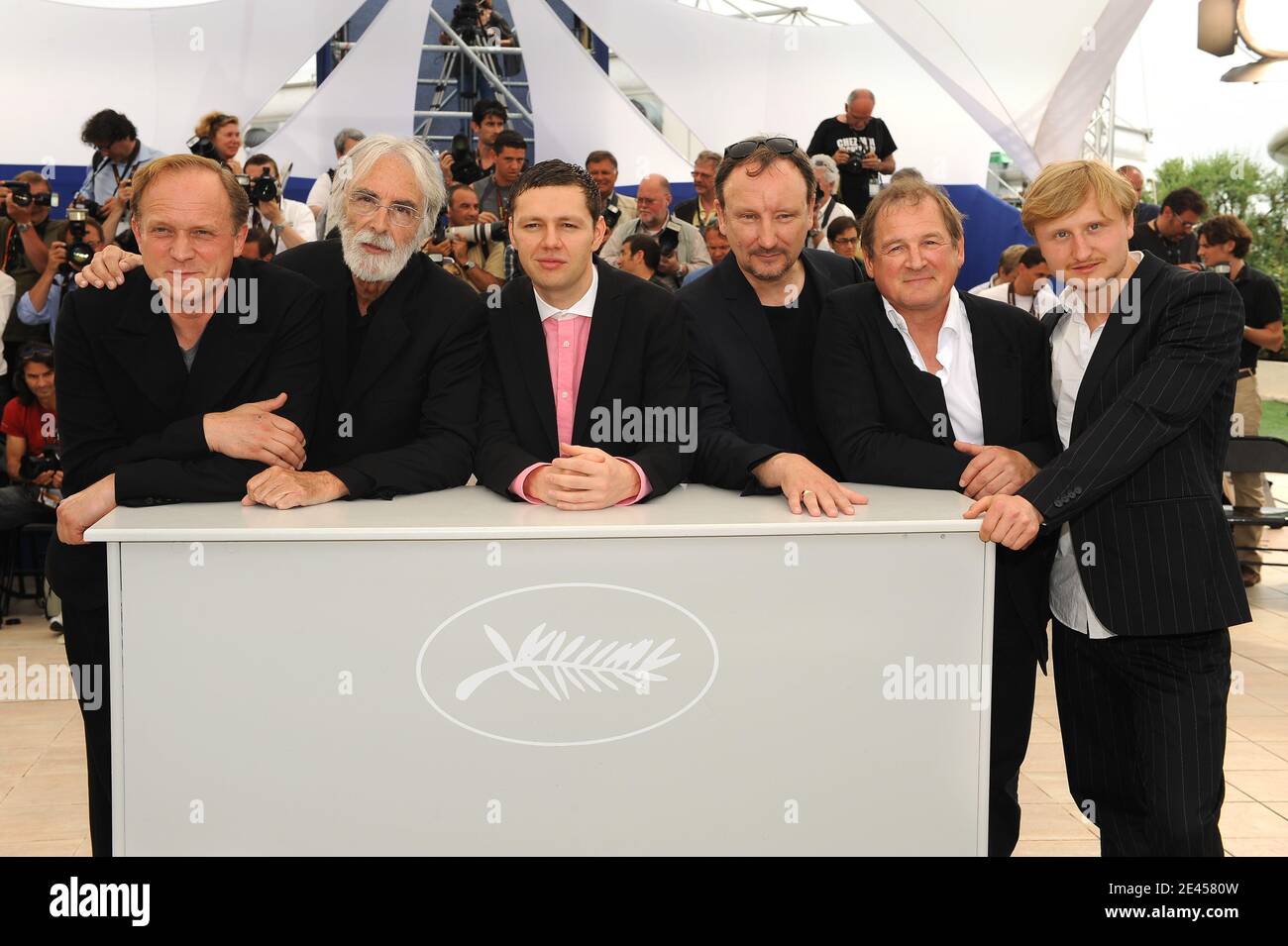 (L-R) Ulrich Tukur, Michael Haneke, Cristian Friedel, Rainer Bock und Burghart Klausner besuchen am 21. Mai 2009 im Palais des Festivals die Fotoecke für den Film "The White Ribbon" während der 62. Internationalen Filmfestspiele von Cannes in Cannes, Frankreich. Foto von Nebinger-Orban/ABACAPRESS.COM Stockfoto