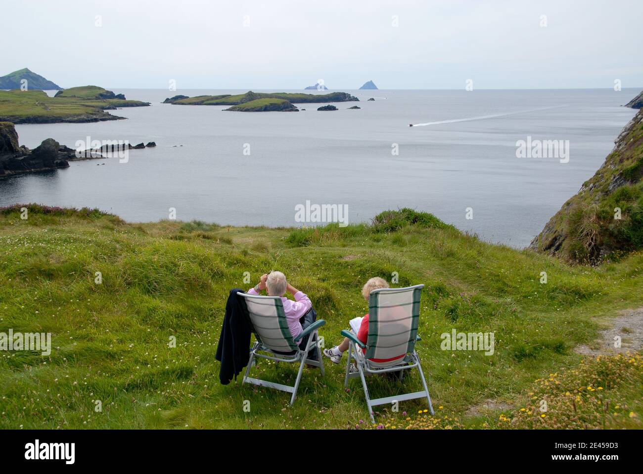 Pärchen genießen die Aussicht an der Küste von Kerry. Irland Stockfoto