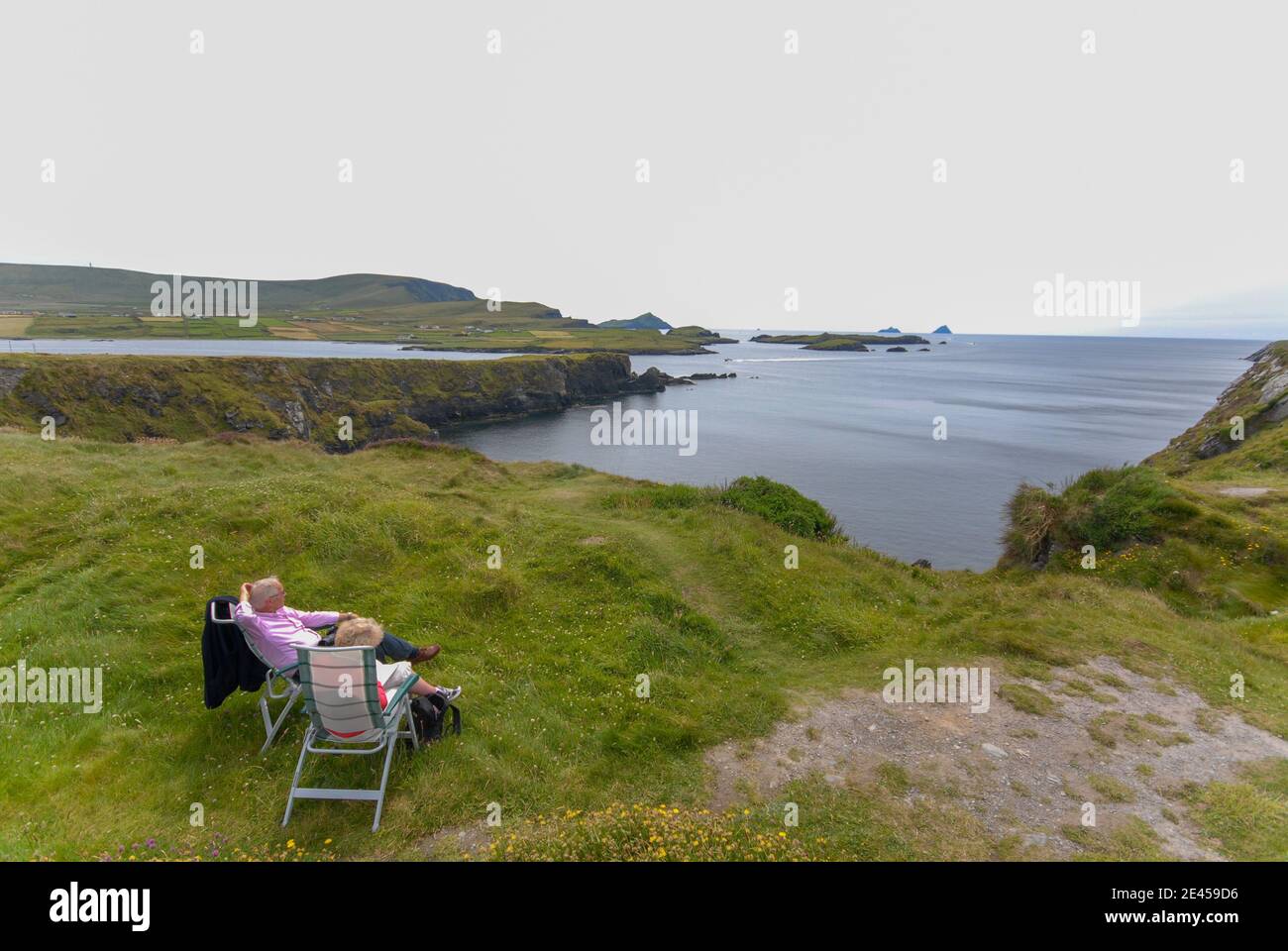 Pärchen genießen die Aussicht an der Küste von Kerry. Irland Stockfoto