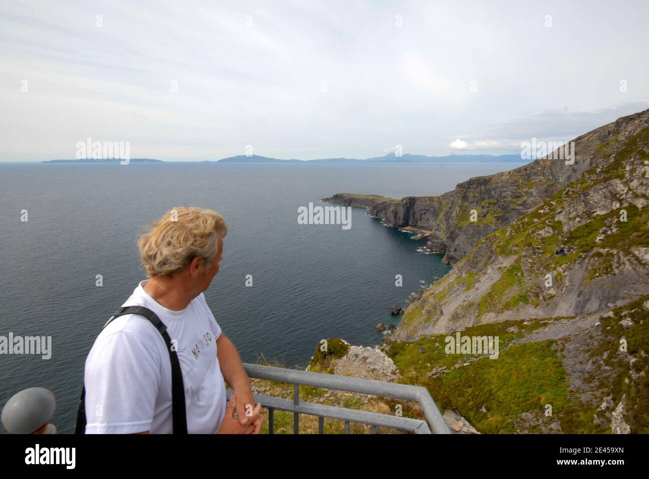 Tourist am Aussichtspunkt an den Klippen von Kerry, Irland Stockfoto