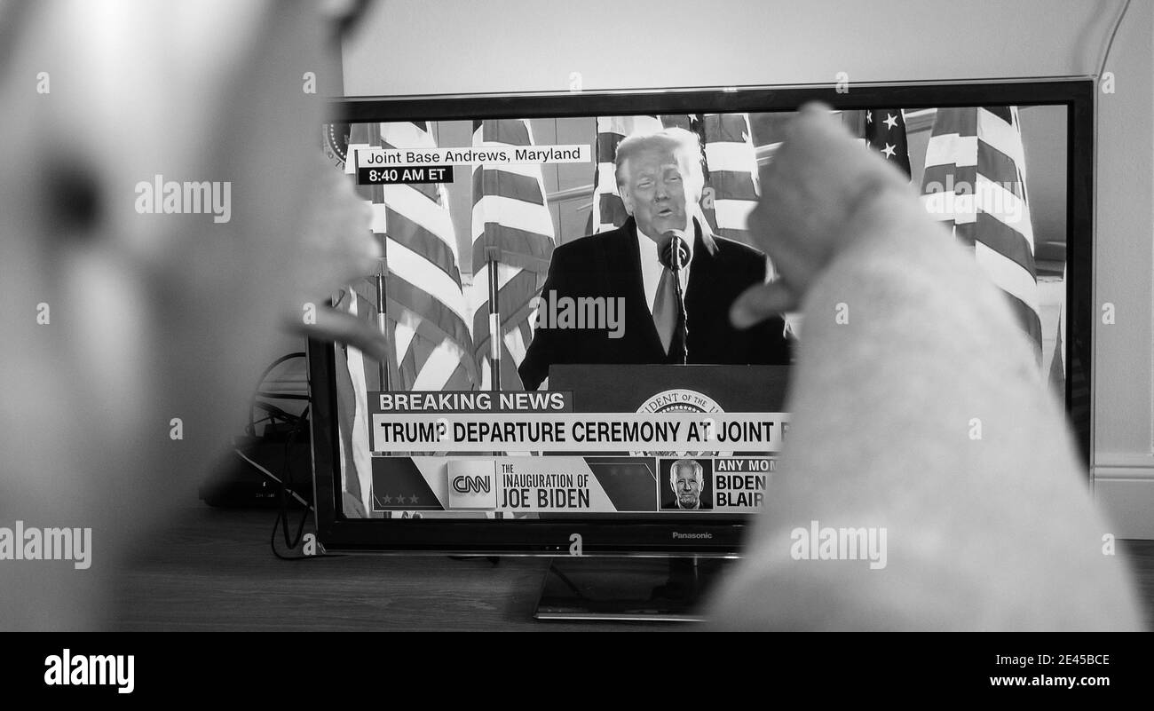 Paris, Frankreich - 20. Jan 2021: POV Frau Finger nach unten auf lcd tv die Nachrichten von CNN mit Donald Trump Abfahrt Zeremonie in Joint Base Andrews Stockfoto