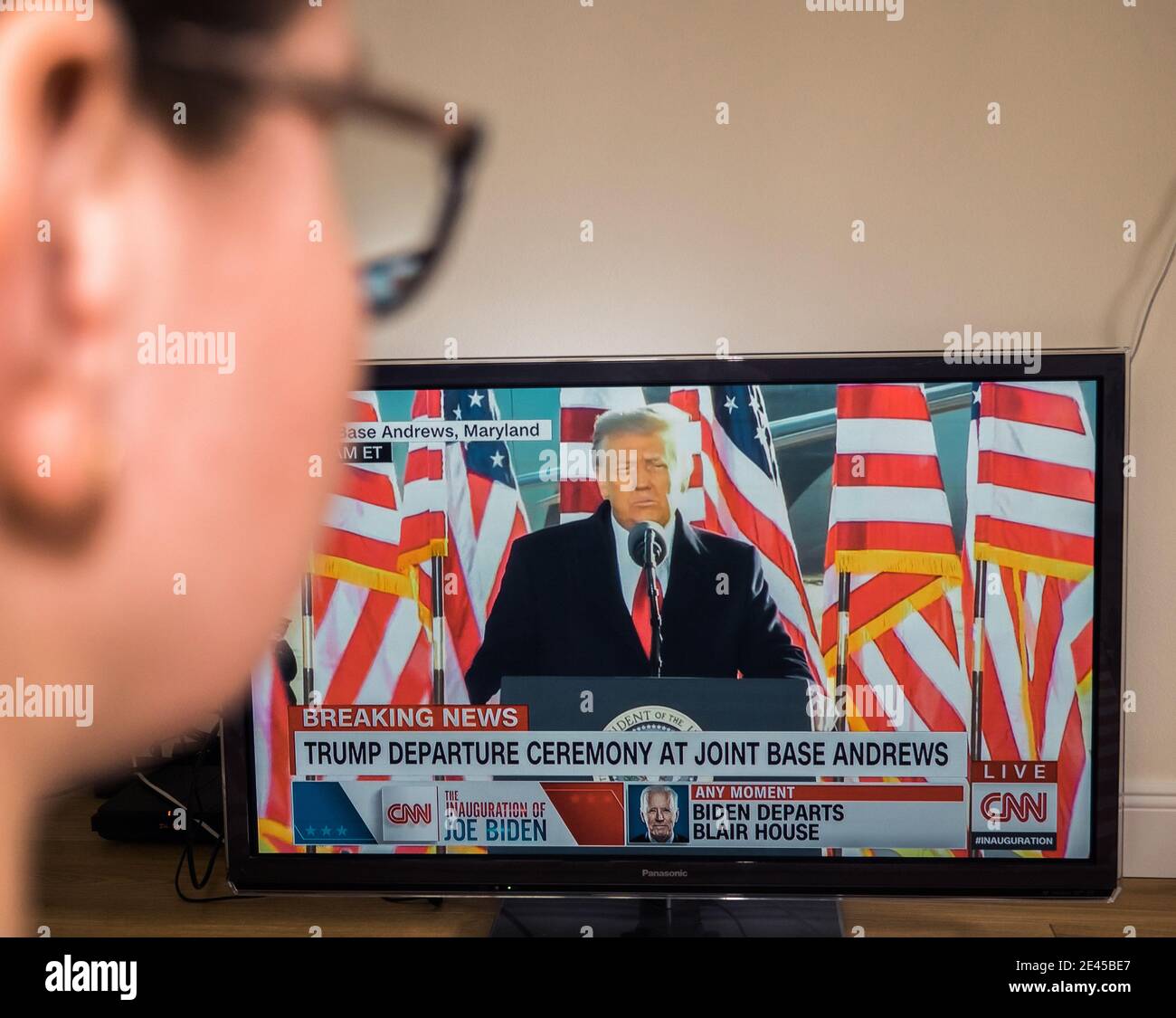 Paris, Frankreich - 20. Jan 2021: POV-Frau schaut auf lcd-tv die Nachrichten von CNN mit Donald Trump Abfahrt Zeremonie in Joint Base Andrews Stockfoto