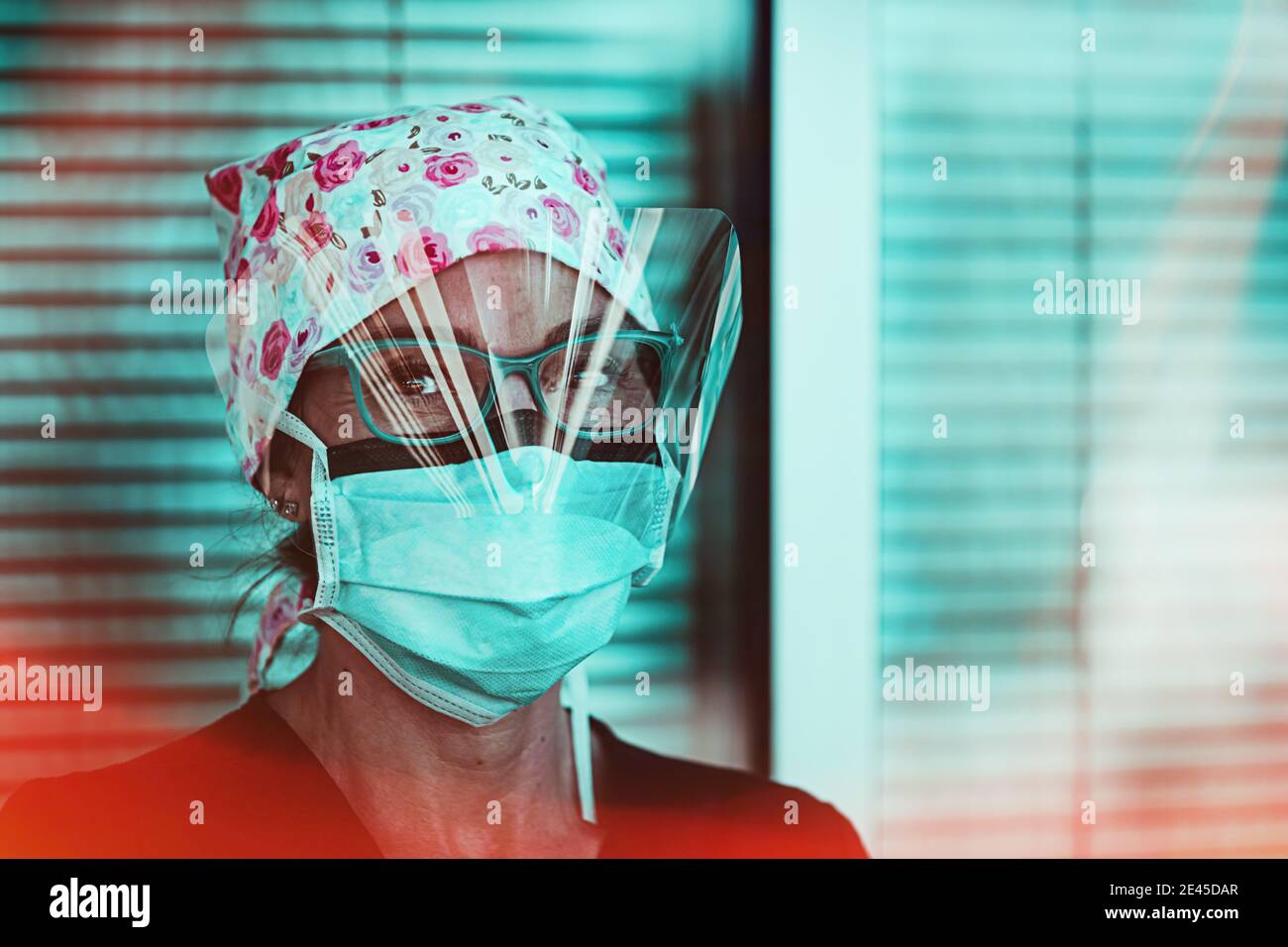 Porträt einer Ersthelferin mit Schutzmaske N95 Und persönliche Schutzausrüstung Stockfoto