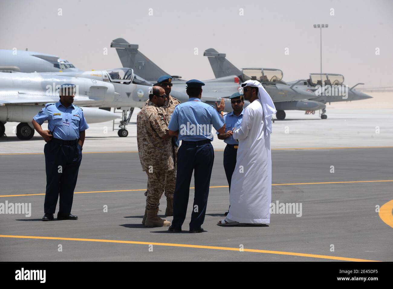 Atmosphäre auf dem Luftwaffenstützpunkt 'Al Dhafra' der Vereinigten Arabischen Emirate am 25. Mai 2009, der von der französischen Luftwaffe als Teil ihrer neuen Präsenz im Golf-Gebiet genutzt wird. "Rafale"-Kämpfer werden auf der Basis gesehen, unter Gerüchten von großen "Rafale"-Kämpfern, die an die Vereinigten Arabischen Emirate verkauft werden sollen. Foto von Ammar Abd Rabbo/ABACAPRESS.COM Stockfoto