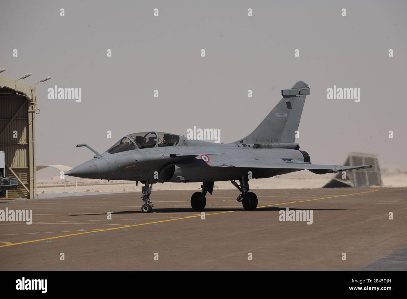 Atmosphäre auf dem Luftwaffenstützpunkt 'Al Dhafra' der Vereinigten Arabischen Emirate am 25. Mai 2009, der von der französischen Luftwaffe als Teil ihrer neuen Präsenz im Golf-Gebiet genutzt wird. "Rafale"-Kämpfer werden auf der Basis gesehen, unter Gerüchten von großen "Rafale"-Kämpfern, die an die Vereinigten Arabischen Emirate verkauft werden sollen. Foto von Ammar Abd Rabbo/ABACAPRESS.COM Stockfoto