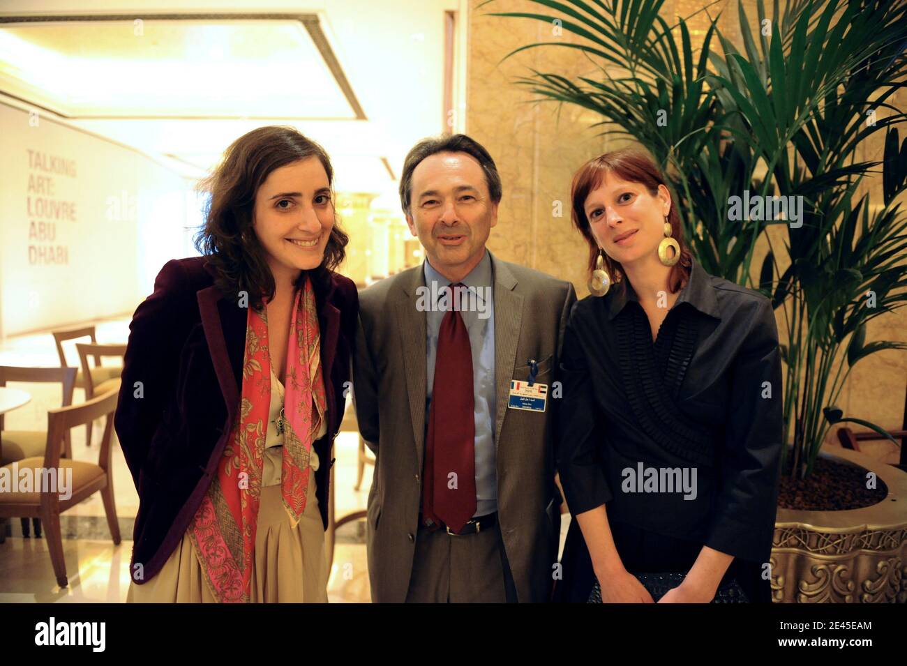 Louma Salame (R) und der Universitätslehrer Gilles Kepel wurden am 25. Mai 2009 im Emirates Palace Hotel in Abu Dhabi, Vereinigte Arabische Emirate, gesehen, da sie Teil der Delegation des französischen Präsidenten während seines Besuchs in den VAE sind. Foto von Ammar Abd Rabbo/ABACAPRESS.COM Stockfoto