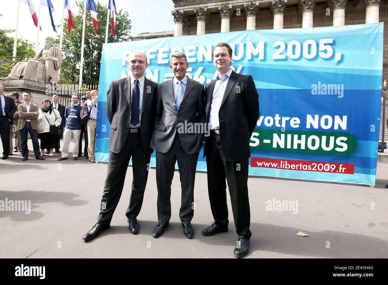 Jerome Riviere, französischer Libertas (DVD) Spitzenkandidat für die Region Ile-de-France (einschließlich Paris und Großraum Paris), Präsident der französischen rechtsextremen Bewegung für Frankreich (MPF) Philippe de Villiers und französischer CPNT (Jagd, Fischerei, Natur und Tradition) Parteipräsident Frederic Nihous posieren während der Präsentation, Vor der französischen Nationalversammlung am 29. Mai 2009 in Paris, Frankreich, von 'Libertas', ihrer gemeinsamen Liste (MPF und CPNT) für die Europawahl am 2009. Mai 29 2009 in Paris. Die EU-Wahlen finden vom 4. Bis 7. Juni im gesamten Block der 27 Nationen und am 7. Juni 2009 in Frankreich statt. P Stockfoto