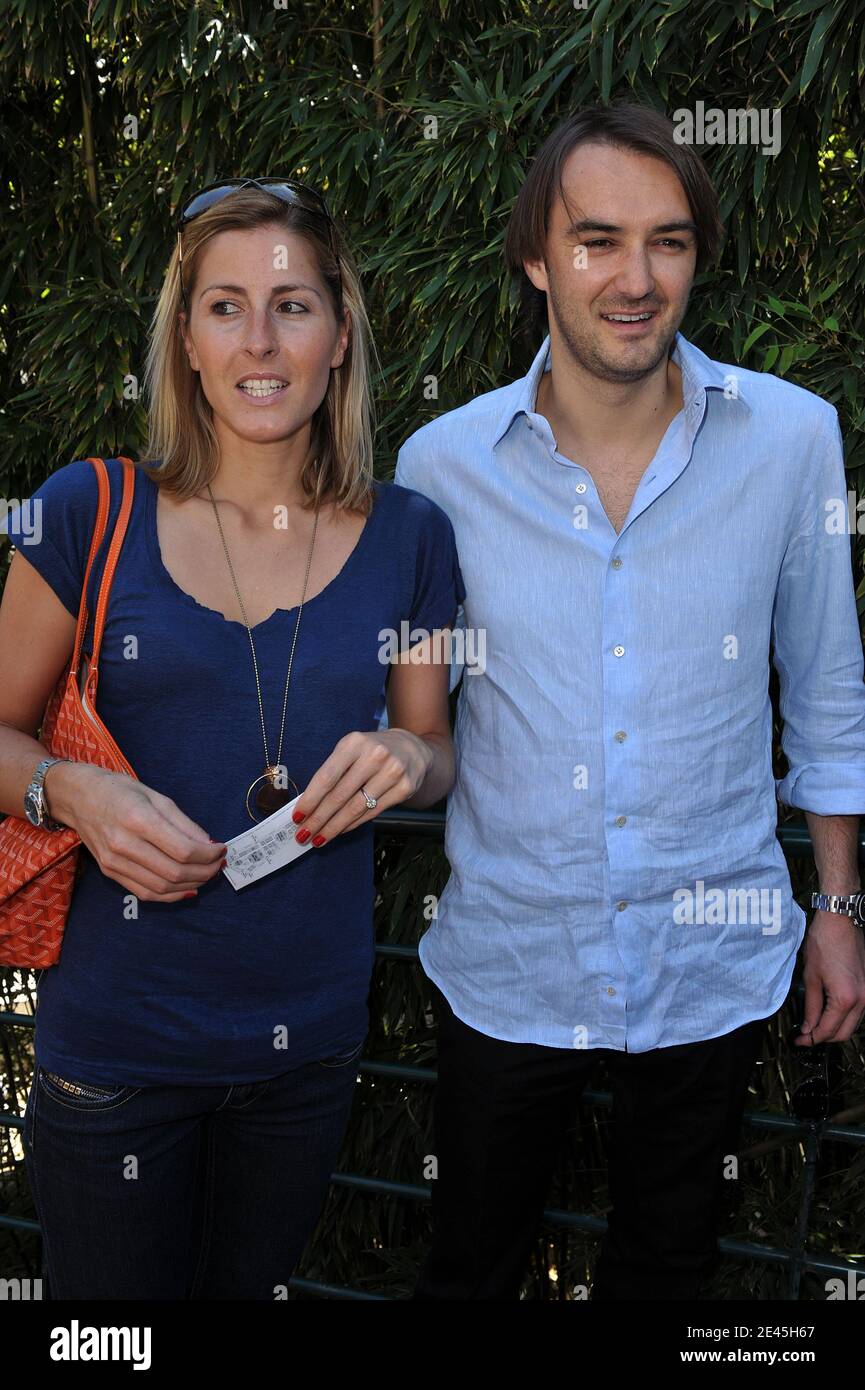 Cyril Lignac und seine Freundin kommen am 30. Mai 2009 im VIP-Bereich 'Le Village' während der French Tennis Open 2009 in der Roland Garros Arena in Paris an. Foto von Gorassini-Guignebourg/ABACAPRESS.COM Stockfoto