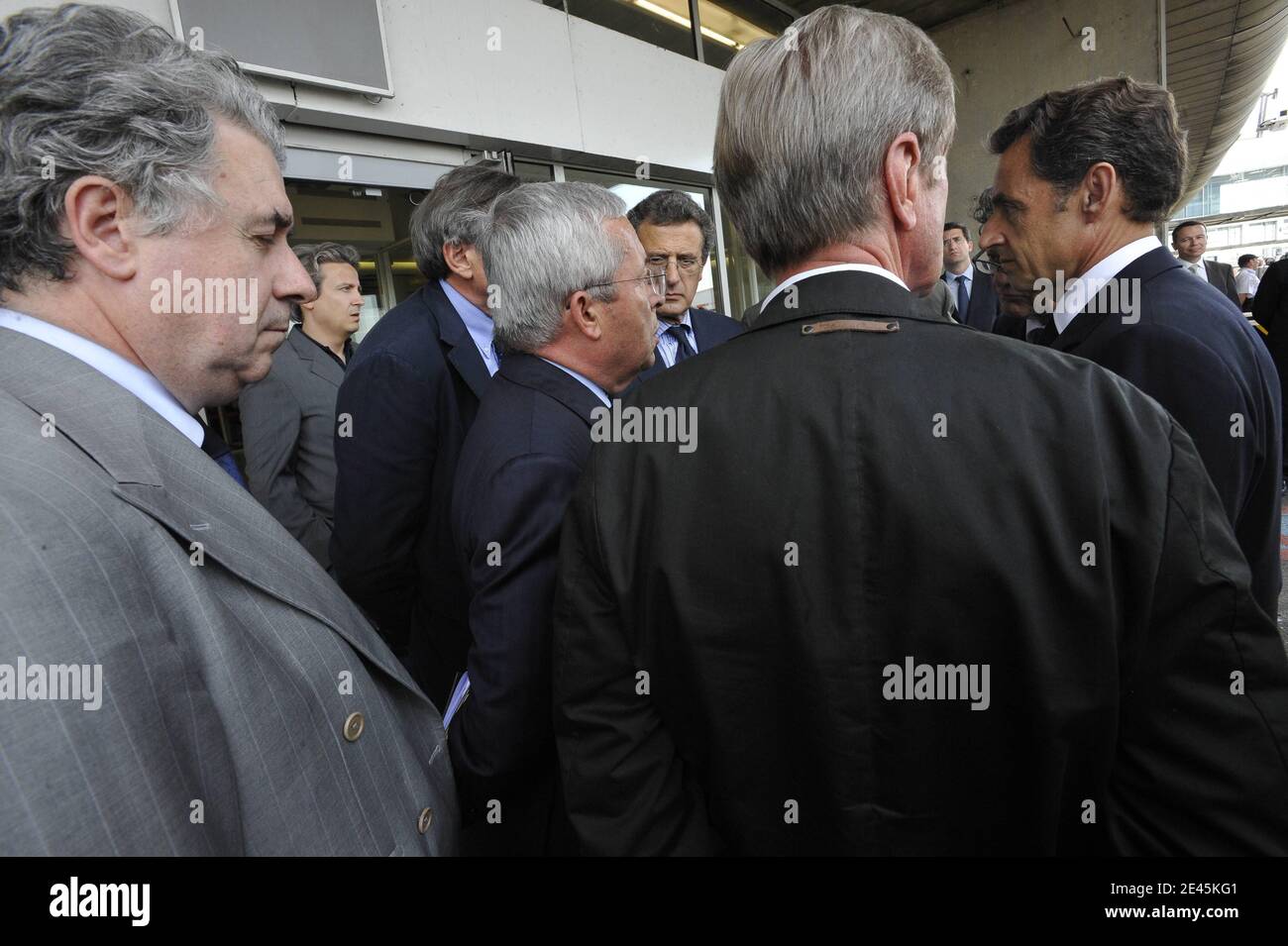 Der französische Präsident Nicolas Sarkozy, flankiert von Bernard Kouchner, dem französischen Minister für auswärtige und europäische Angelegenheiten, dem Umweltminister Jean-Louis Borloo, Der Junior-Verkehrsminister Dominique Bussereau spricht am 1. Juni mit dem Vorsitzenden und CEO der Air France-KLM-Gruppe, Jean-Cyril Spinetta, und Pierre-Henri Gourgeon, dem Generaldirektor der französischen Fluggesellschaft Air France, auf dem Flughafen Charles-de-Gaulle in Roissy, einem nördlichen Vorort von Paris, 2009 nach einem Air France Passagierjet mit 228 Personen an Bord fiel Radar über den Atlantik vor der brasilianischen Küste. Die Flugsicherung hat den Kontakt zur FL. Verloren Stockfoto