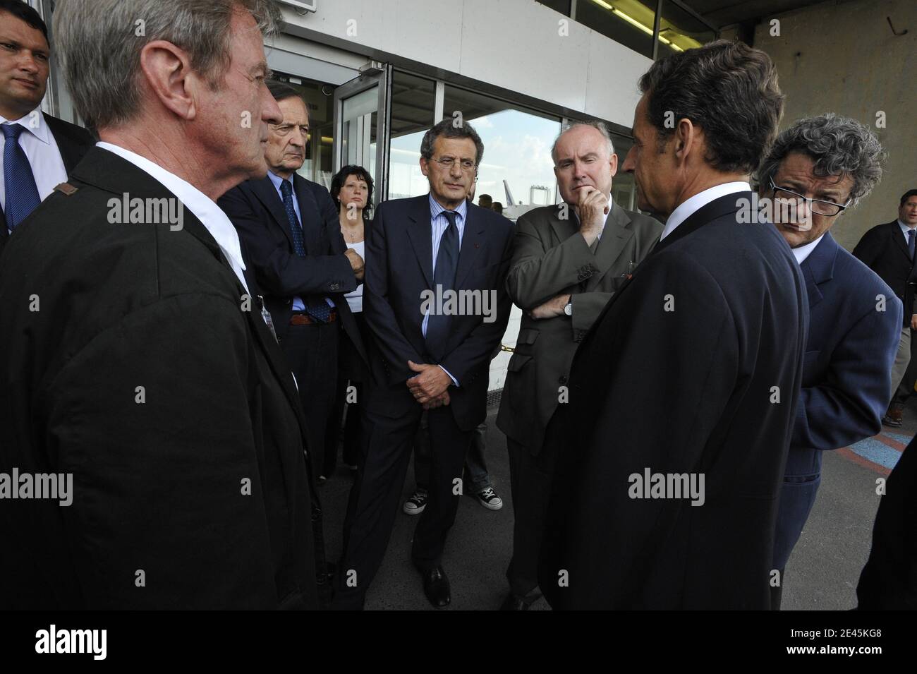 Der französische Präsident Nicolas Sarkozy wird von dem französischen Außenminister Bernard Kouchner, dem Umweltminister Jean-Louis Borloo, dem Verkehrsminister Dominique Bussereau und dem Vorsitzenden der Air France-KLM-Gruppe und CEO Jean-Cyril Spinetta und dem französischen Luftfahrtunternehmen Air France-Generaldirektor Pierre-Henri Gourgeon flankiert (nicht gesehen) Am Flughafen Charles-de-Gaulle in Roissy, einem nördlichen Vorort von Paris, am 1. Juni 2009, nachdem ein Passagierjet der Air France mit 228 Personen an Bord das Radar über dem Atlantik vor der brasilianischen Küste abgesetzt hatte. Flugsicherung hat Kontakt verloren w Stockfoto